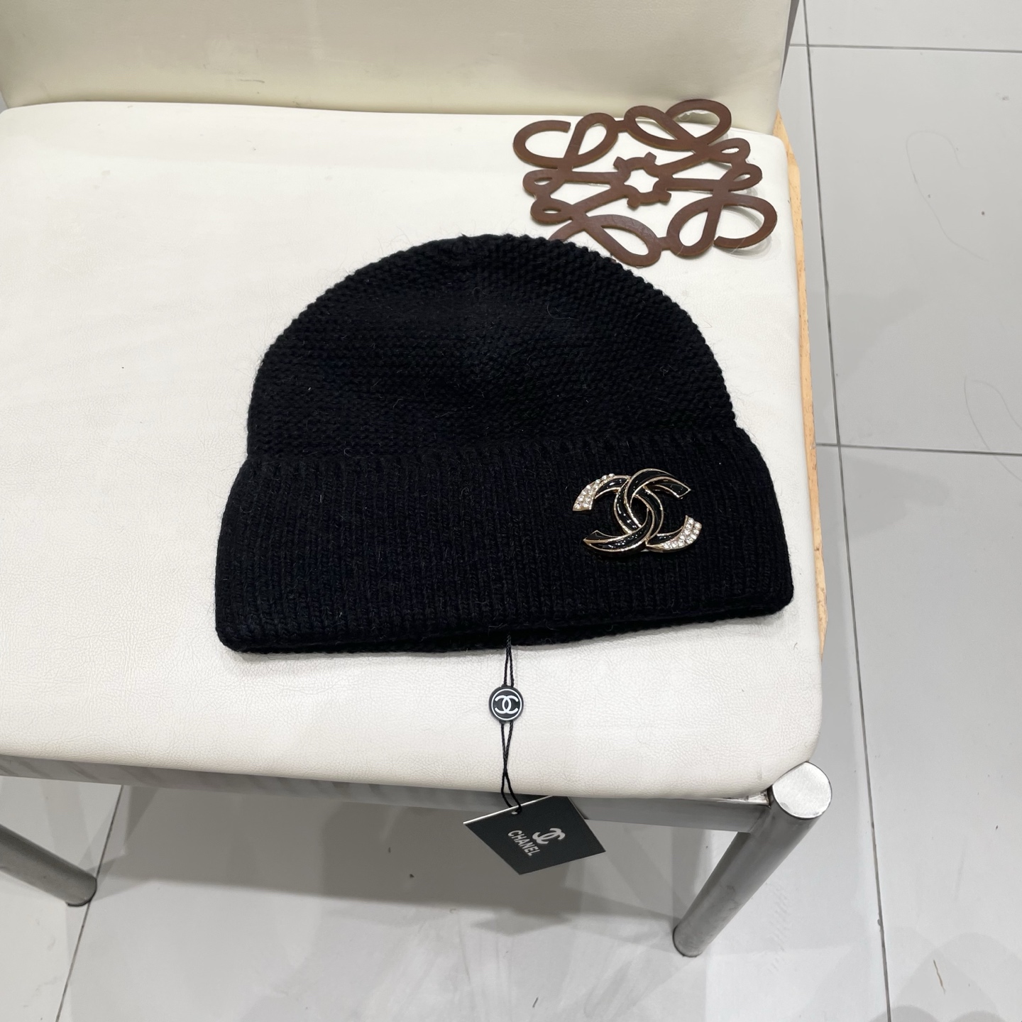  蒙口MONCLER高品质毛球针织兔羊毛毛线帽
超经典不过时的一款秋冬冷帽🥶
懂货的小姐姐必入款，帽型质