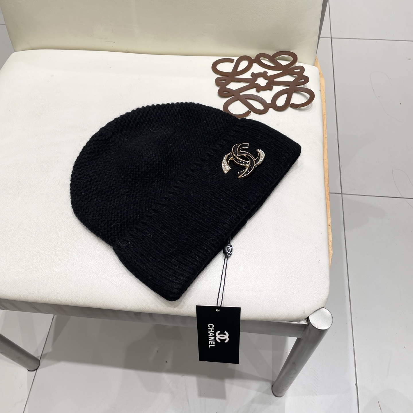  蒙口MONCLER高品质毛球针织兔羊毛毛线帽
超经典不过时的一款秋冬冷帽🥶
懂货的小姐姐必入款，帽型质