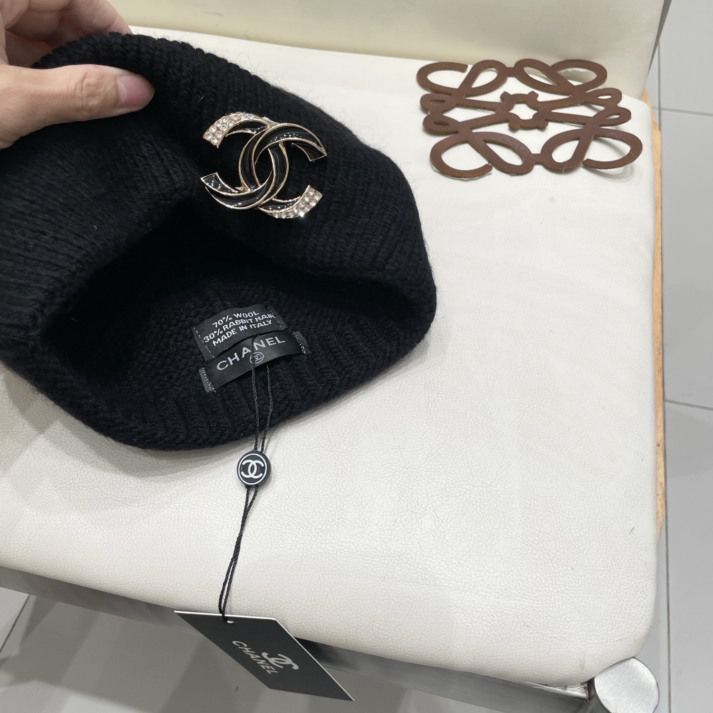  蒙口MONCLER高品质毛球针织兔羊毛毛线帽
超经典不过时的一款秋冬冷帽🥶
懂货的小姐姐必入款，帽型质