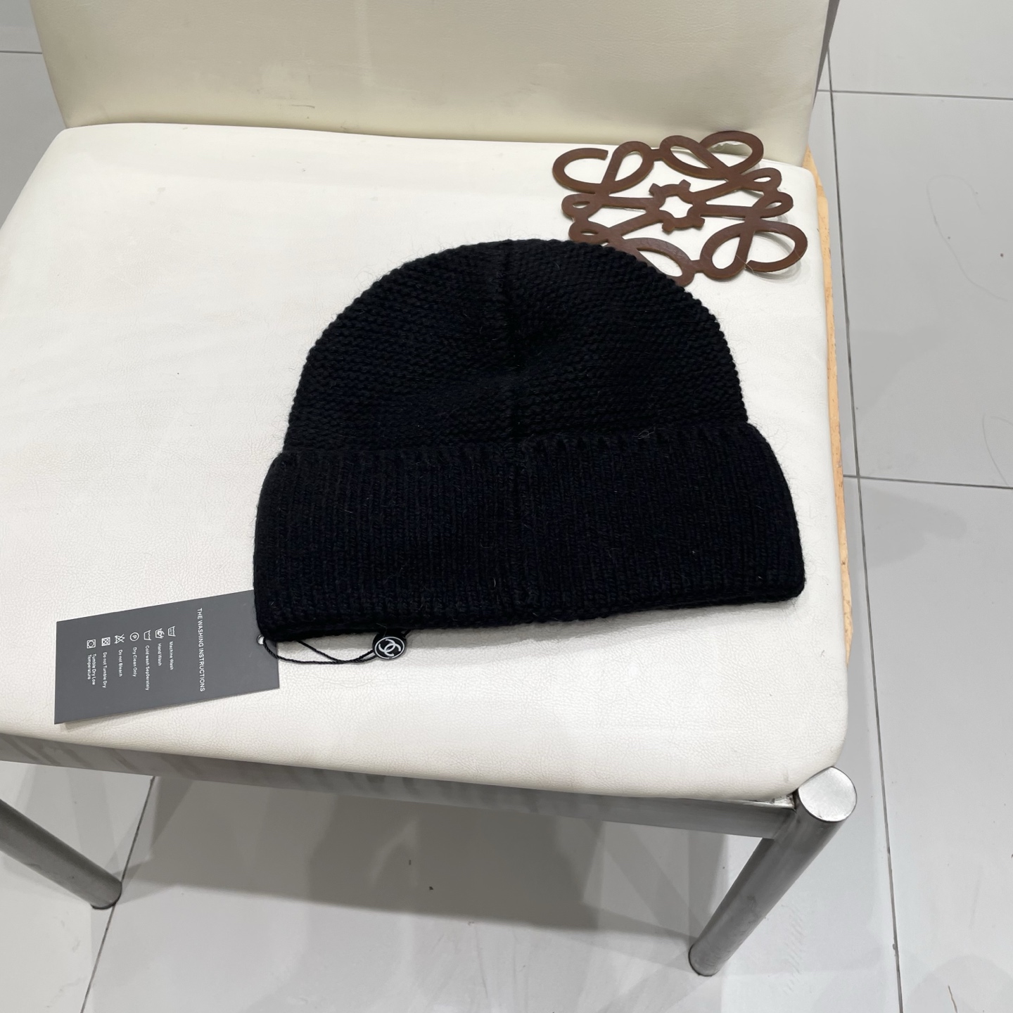  蒙口MONCLER高品质毛球针织兔羊毛毛线帽
超经典不过时的一款秋冬冷帽🥶
懂货的小姐姐必入款，帽型质