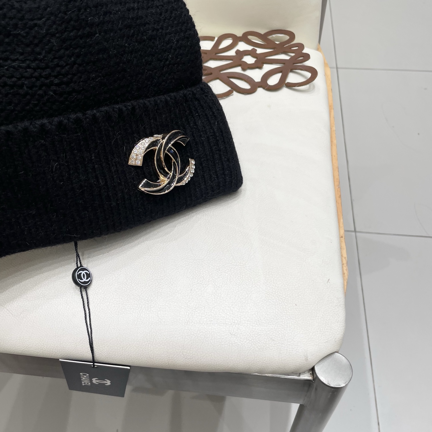  蒙口MONCLER高品质毛球针织兔羊毛毛线帽
超经典不过时的一款秋冬冷帽🥶
懂货的小姐姐必入款，帽型质