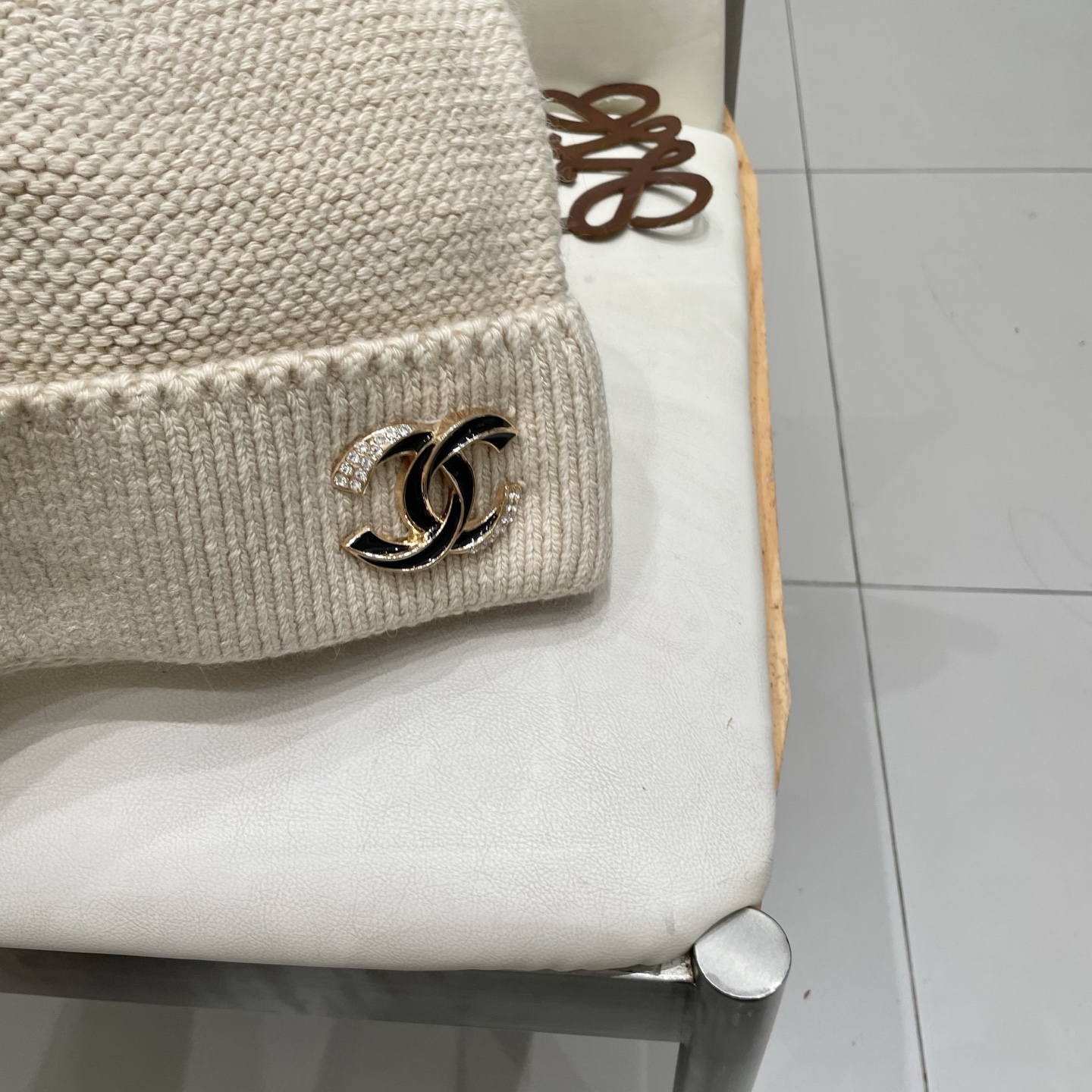  蒙口MONCLER高品质毛球针织兔羊毛毛线帽
超经典不过时的一款秋冬冷帽🥶
懂货的小姐姐必入款，帽型质