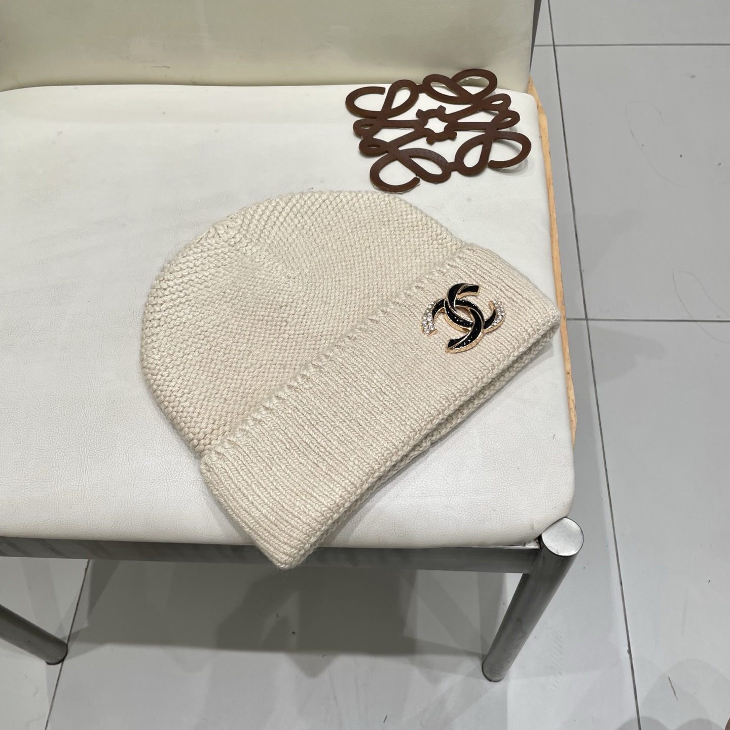  蒙口MONCLER高品质毛球针织兔羊毛毛线帽
超经典不过时的一款秋冬冷帽🥶
懂货的小姐姐必入款，帽型质