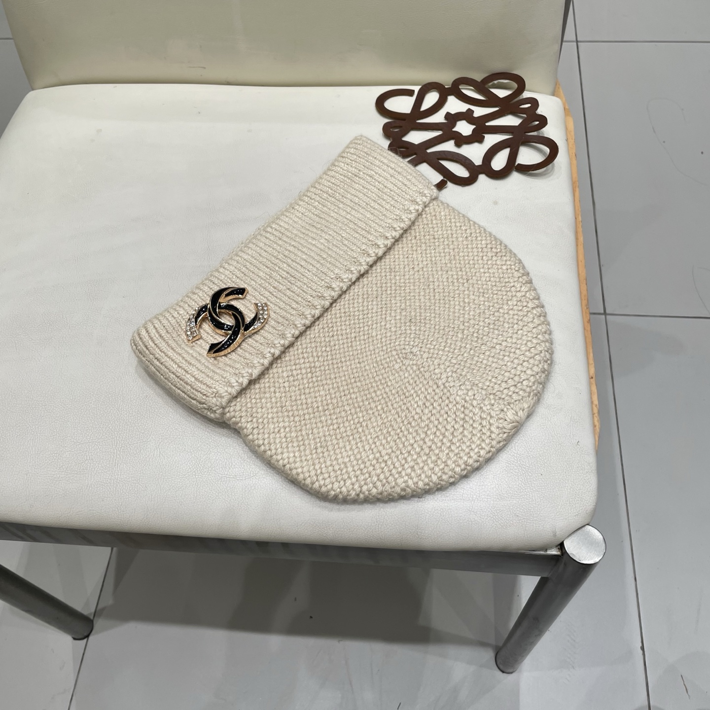  蒙口MONCLER高品质毛球针织兔羊毛毛线帽
超经典不过时的一款秋冬冷帽🥶
懂货的小姐姐必入款，帽型质