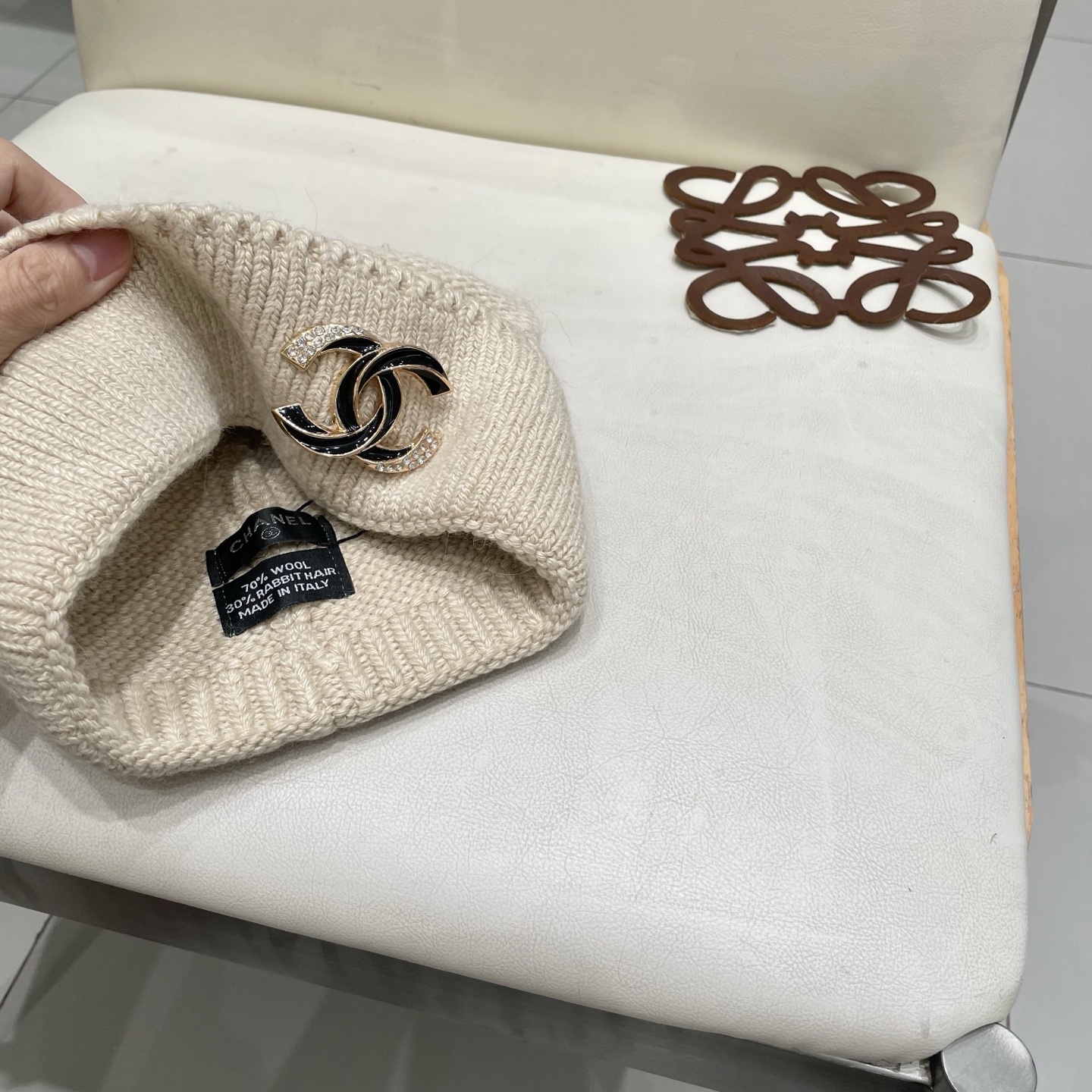  蒙口MONCLER高品质毛球针织兔羊毛毛线帽
超经典不过时的一款秋冬冷帽🥶
懂货的小姐姐必入款，帽型质