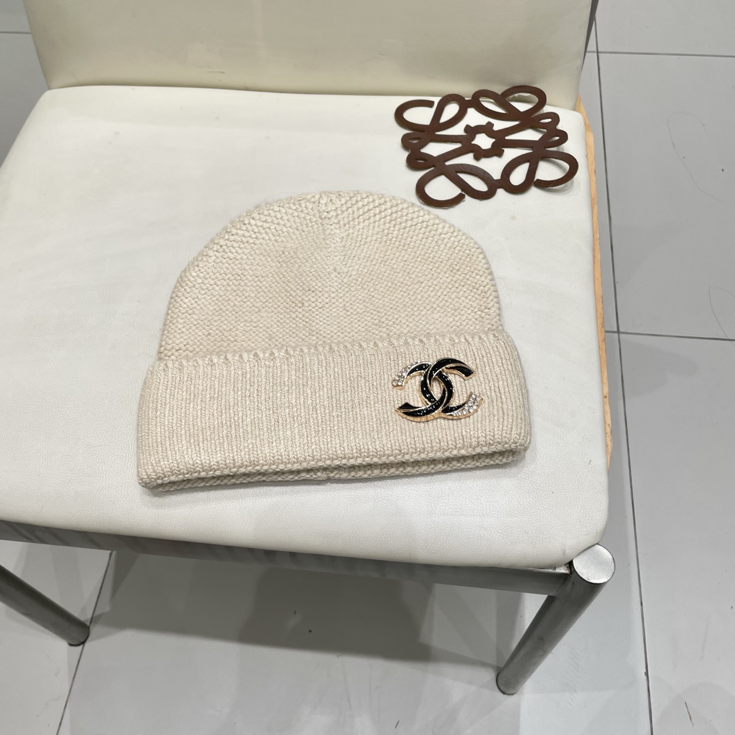  蒙口MONCLER高品质毛球针织兔羊毛毛线帽
超经典不过时的一款秋冬冷帽🥶
懂货的小姐姐必入款，帽型质