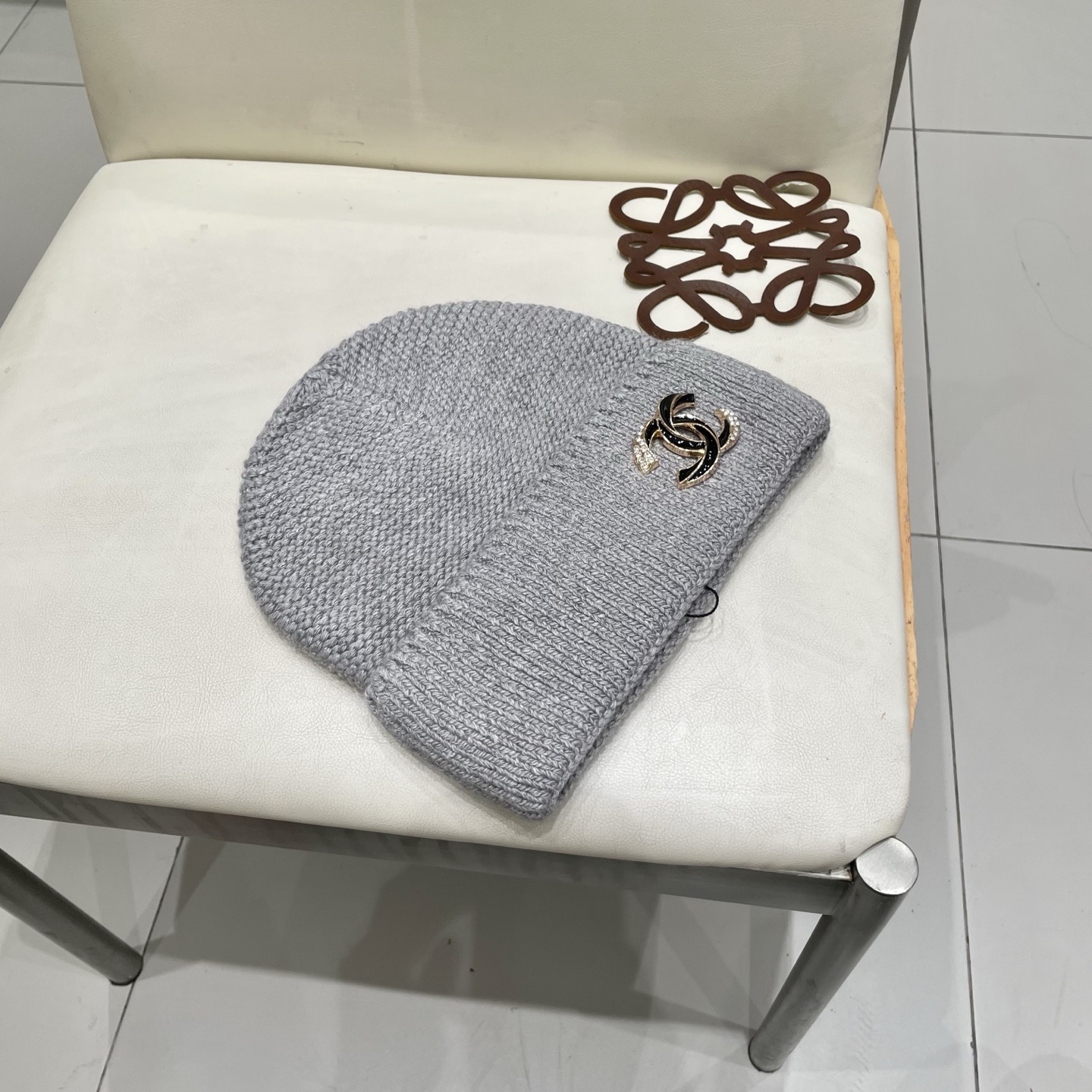  蒙口MONCLER高品质毛球针织兔羊毛毛线帽
超经典不过时的一款秋冬冷帽🥶
懂货的小姐姐必入款，帽型质