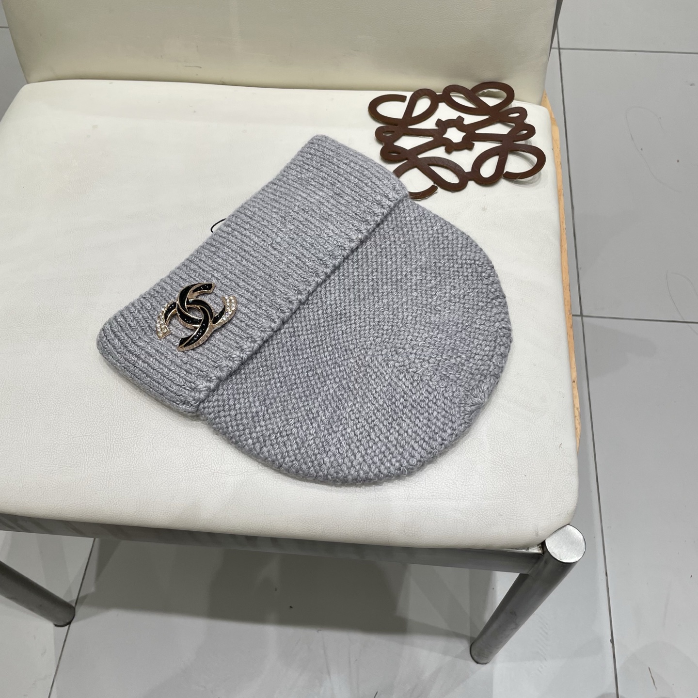  蒙口MONCLER高品质毛球针织兔羊毛毛线帽
超经典不过时的一款秋冬冷帽🥶
懂货的小姐姐必入款，帽型质