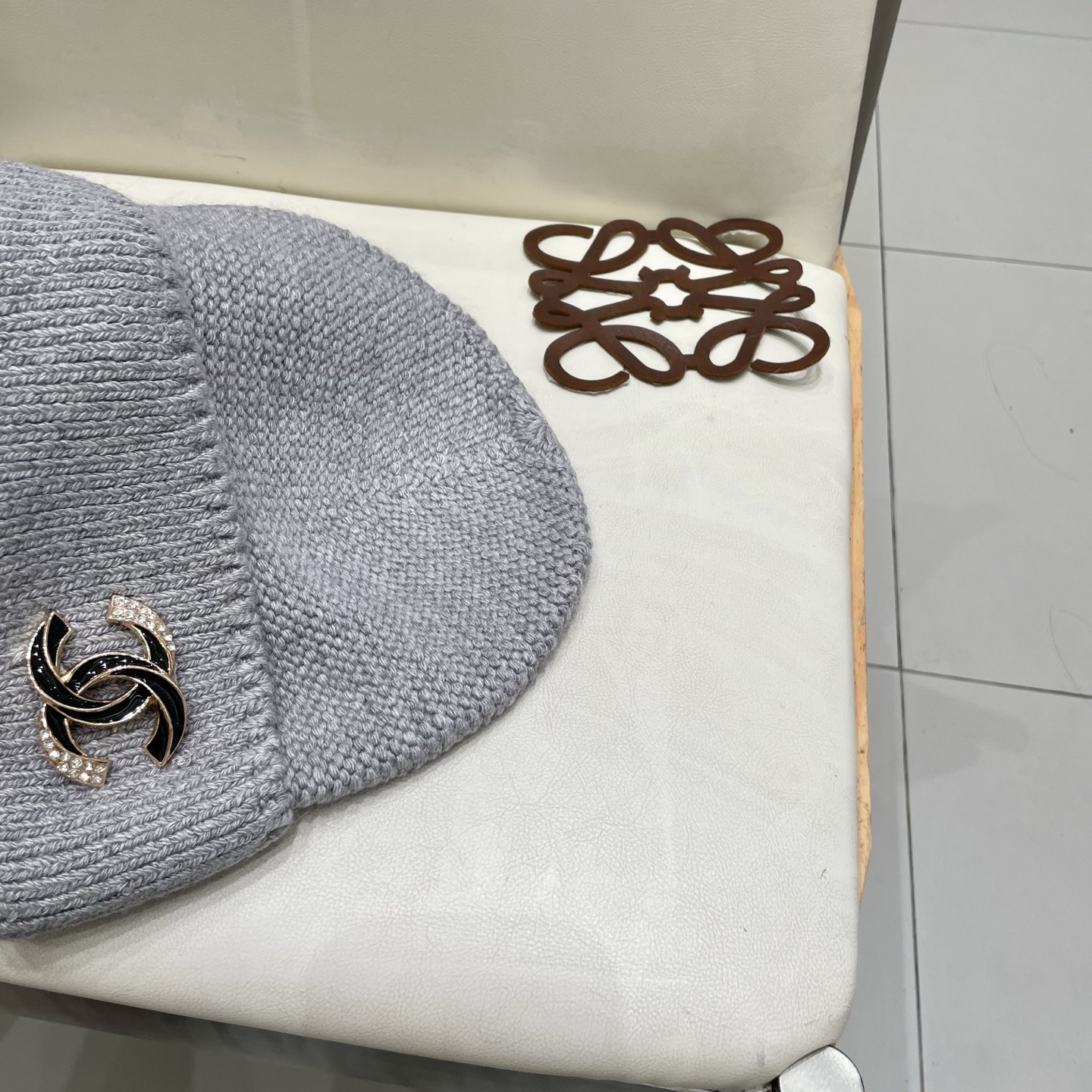  蒙口MONCLER高品质毛球针织兔羊毛毛线帽
超经典不过时的一款秋冬冷帽🥶
懂货的小姐姐必入款，帽型质