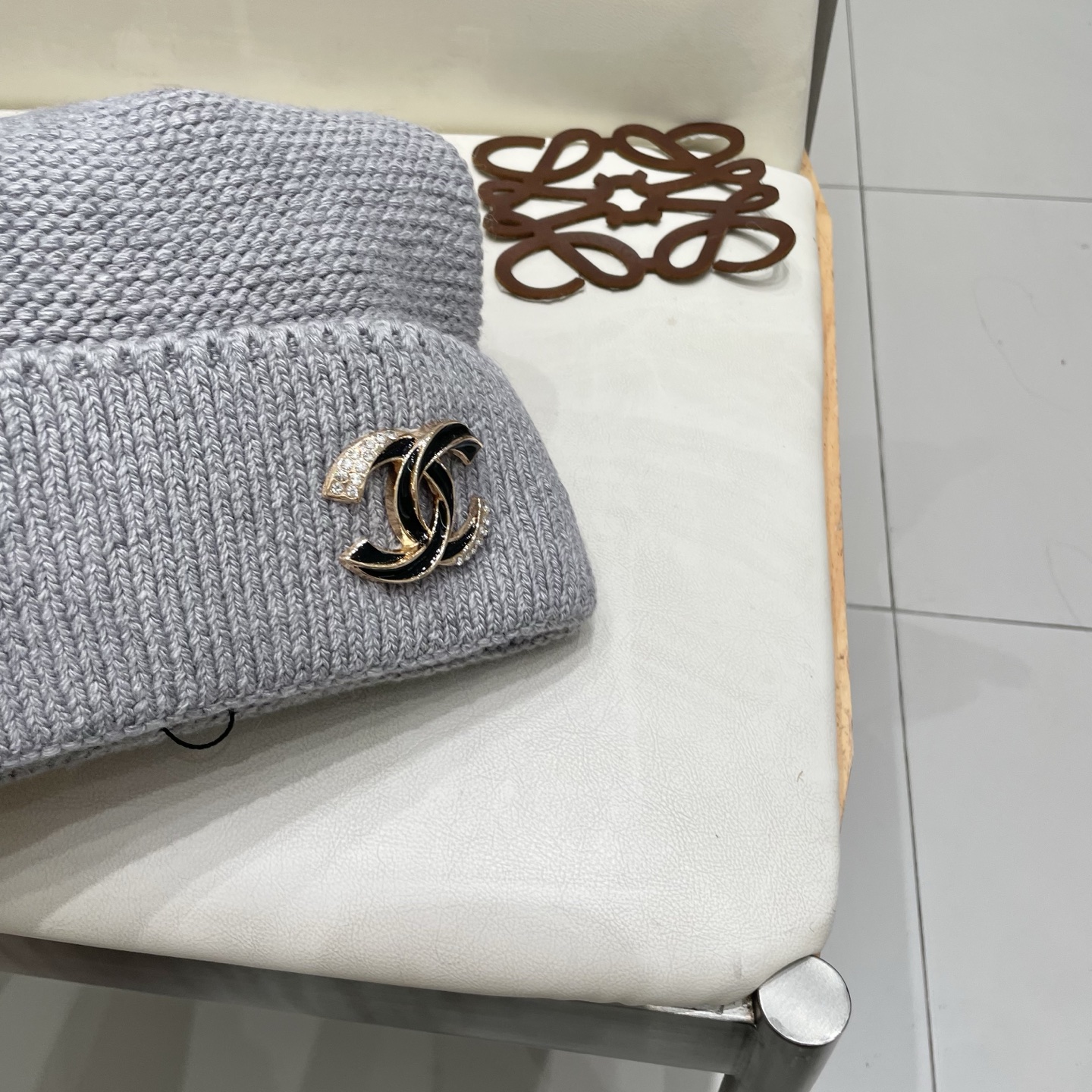  蒙口MONCLER高品质毛球针织兔羊毛毛线帽
超经典不过时的一款秋冬冷帽🥶
懂货的小姐姐必入款，帽型质