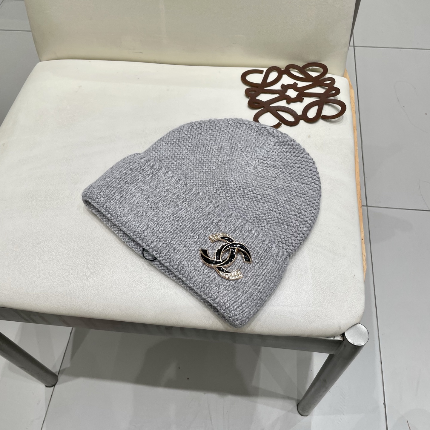  蒙口MONCLER高品质毛球针织兔羊毛毛线帽
超经典不过时的一款秋冬冷帽🥶
懂货的小姐姐必入款，帽型质