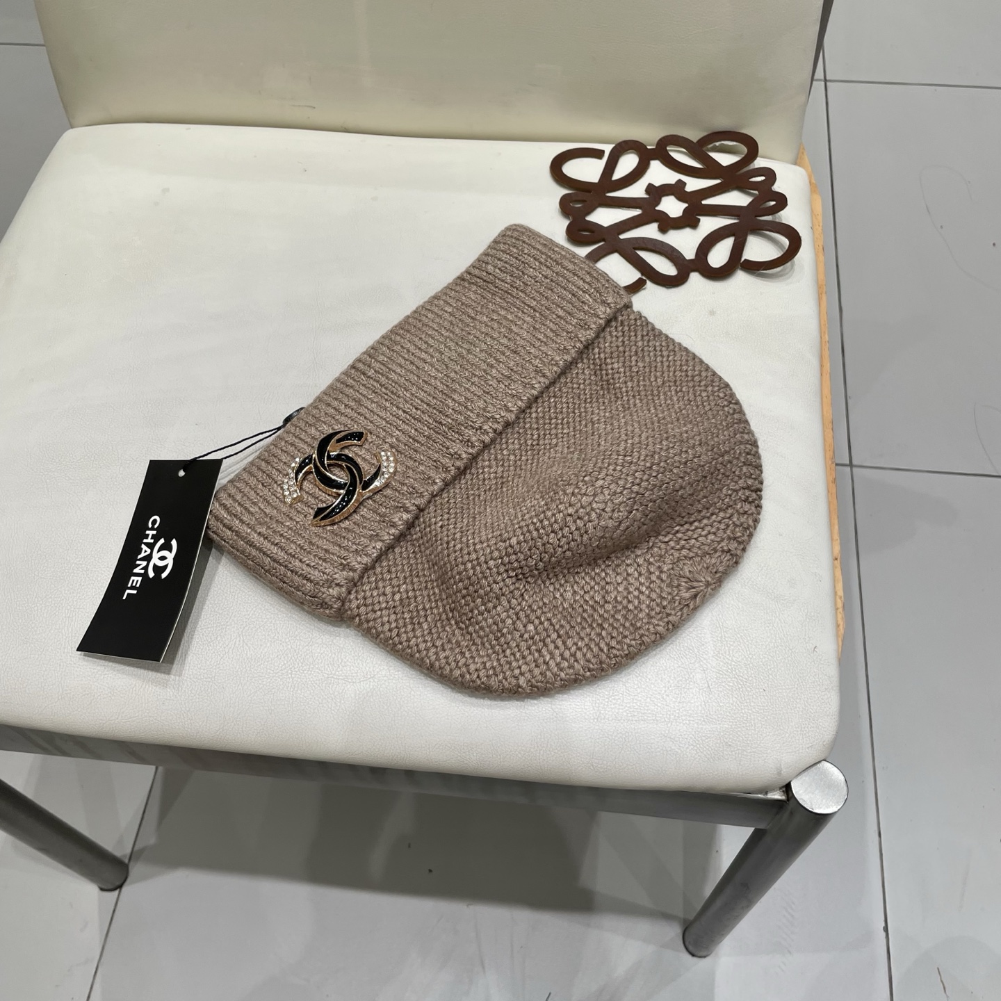  蒙口MONCLER高品质毛球针织兔羊毛毛线帽
超经典不过时的一款秋冬冷帽🥶
懂货的小姐姐必入款，帽型质