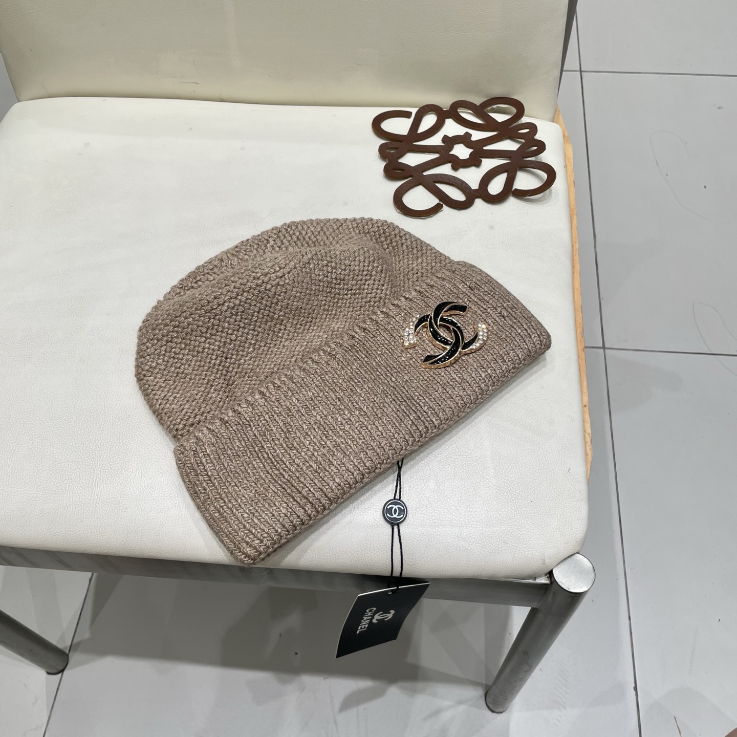  蒙口MONCLER高品质毛球针织兔羊毛毛线帽
超经典不过时的一款秋冬冷帽🥶
懂货的小姐姐必入款，帽型质