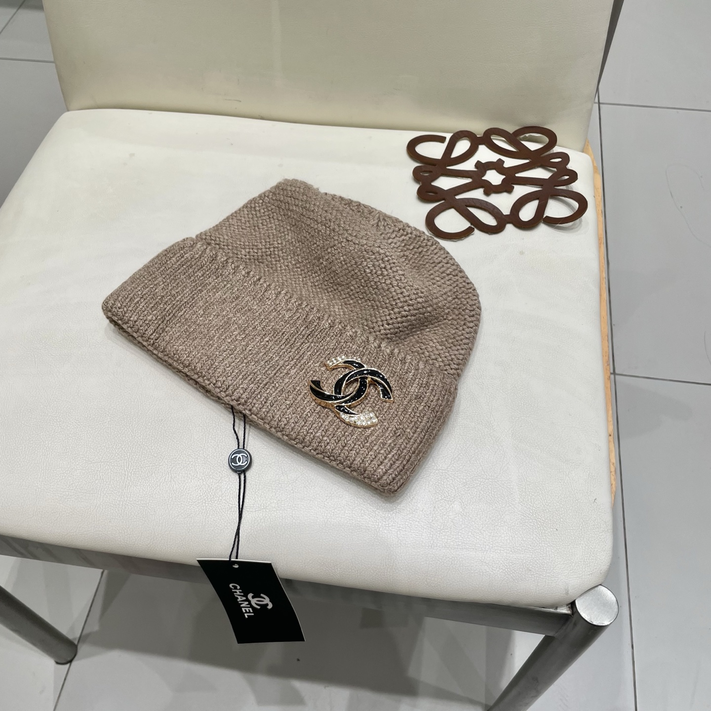  蒙口MONCLER高品质毛球针织兔羊毛毛线帽
超经典不过时的一款秋冬冷帽🥶
懂货的小姐姐必入款，帽型质