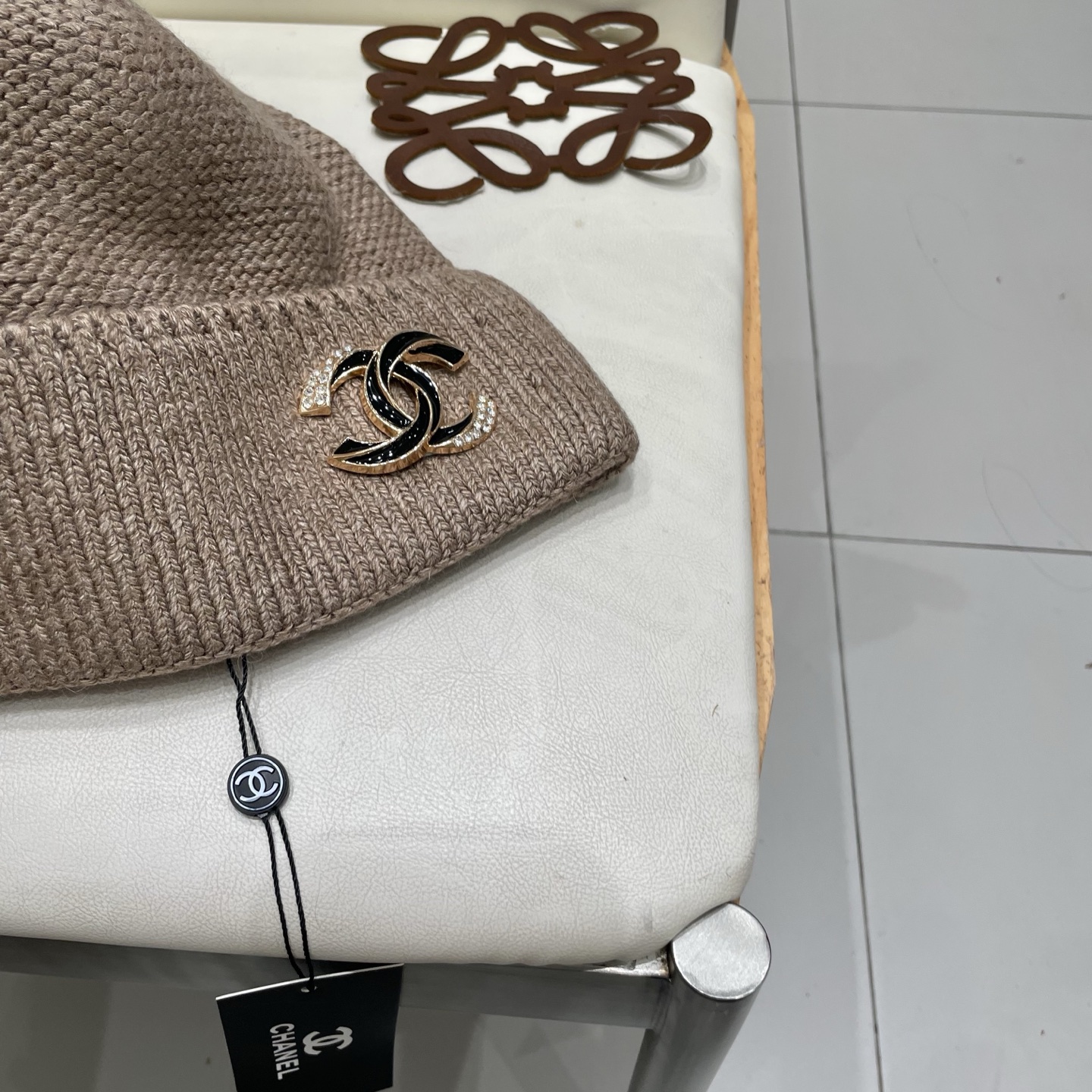  蒙口MONCLER高品质毛球针织兔羊毛毛线帽
超经典不过时的一款秋冬冷帽🥶
懂货的小姐姐必入款，帽型质