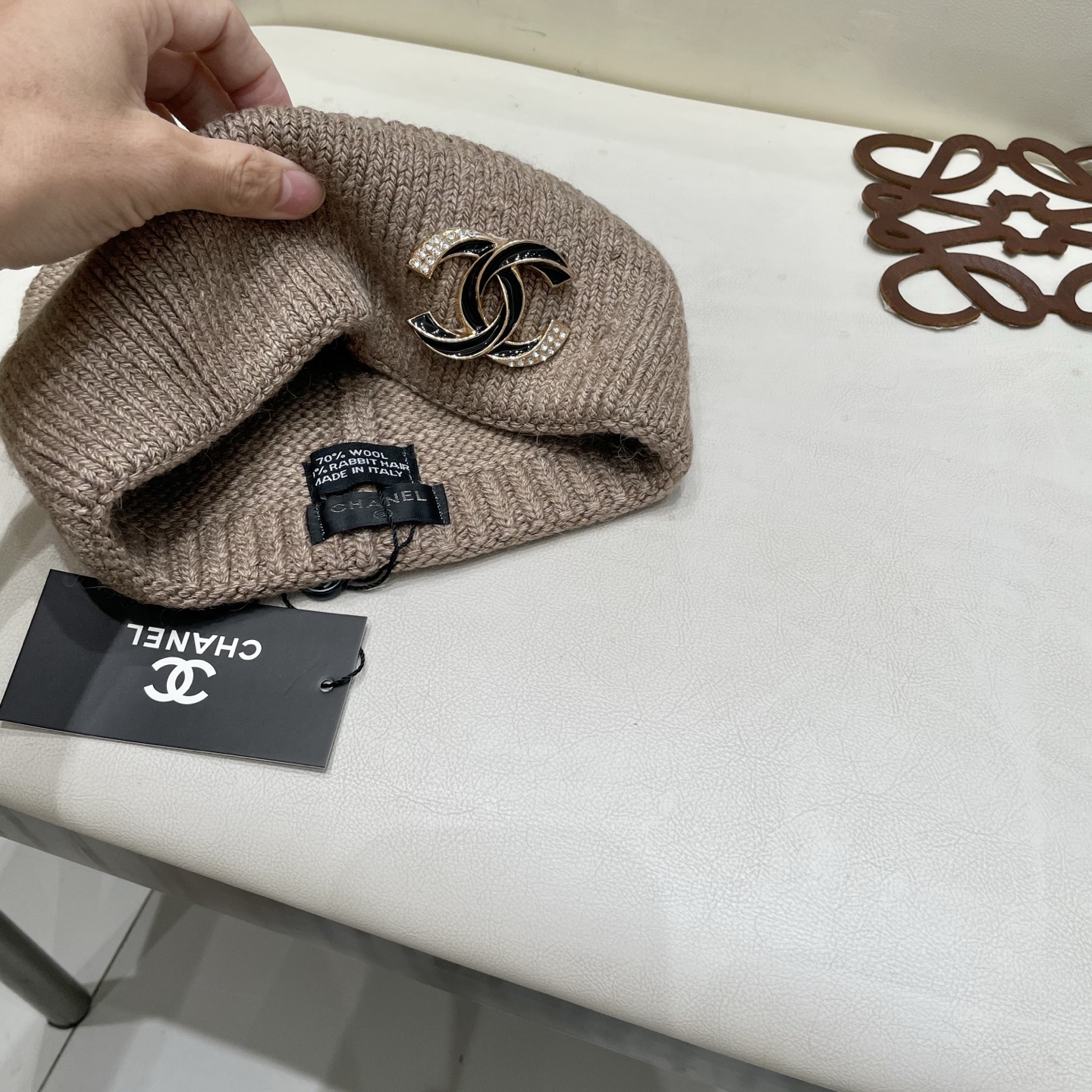  蒙口MONCLER高品质毛球针织兔羊毛毛线帽
超经典不过时的一款秋冬冷帽🥶
懂货的小姐姐必入款，帽型质