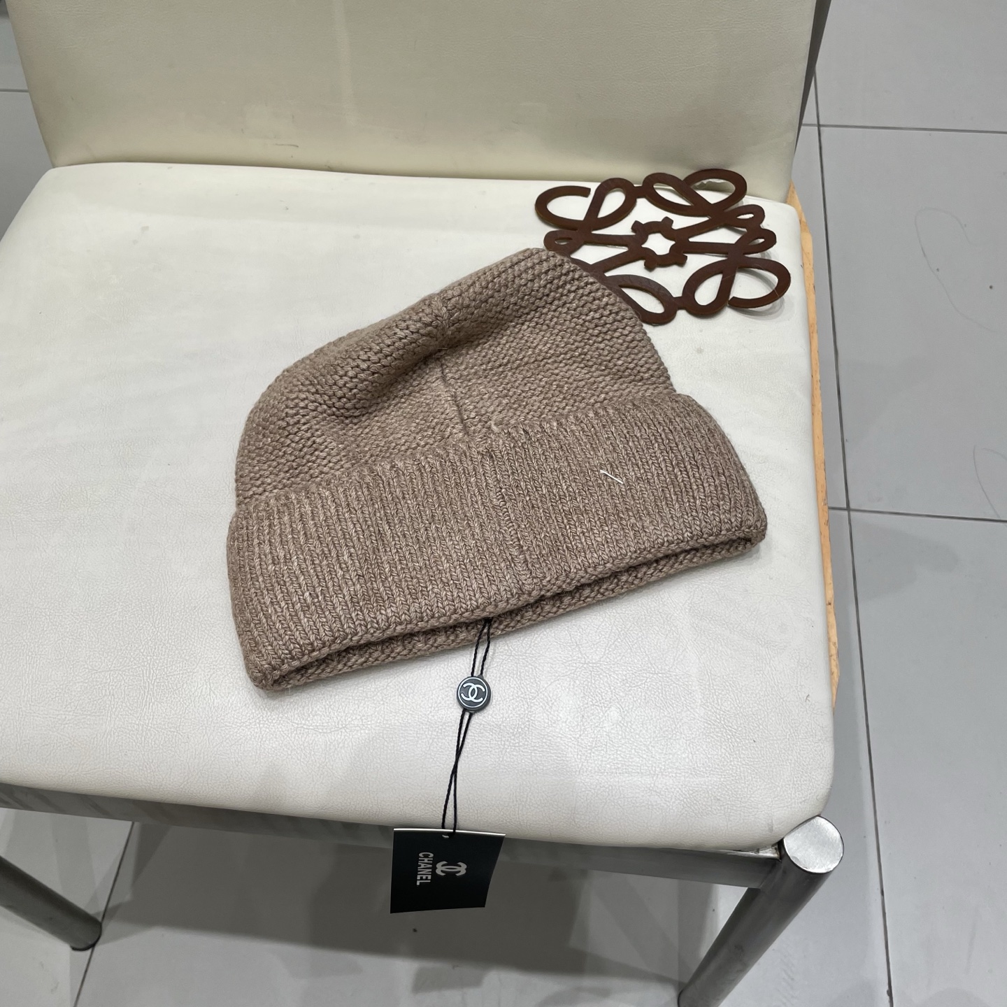  蒙口MONCLER高品质毛球针织兔羊毛毛线帽
超经典不过时的一款秋冬冷帽🥶
懂货的小姐姐必入款，帽型质