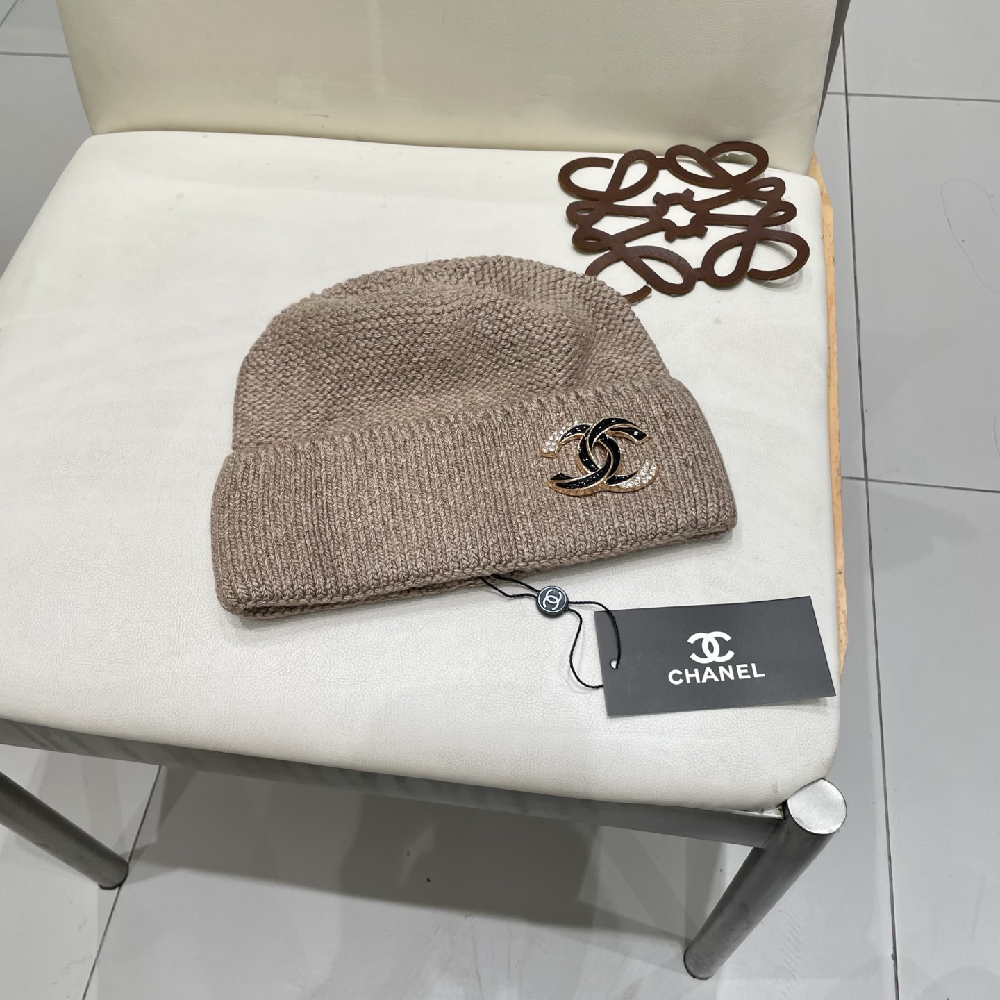  蒙口MONCLER高品质毛球针织兔羊毛毛线帽
超经典不过时的一款秋冬冷帽🥶
懂货的小姐姐必入款，帽型质