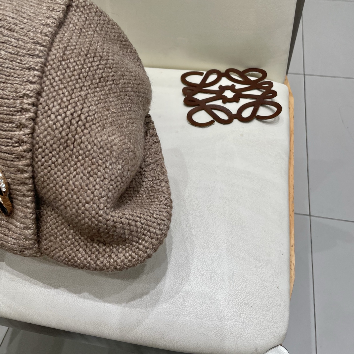  蒙口MONCLER高品质毛球针织兔羊毛毛线帽
超经典不过时的一款秋冬冷帽🥶
懂货的小姐姐必入款，帽型质