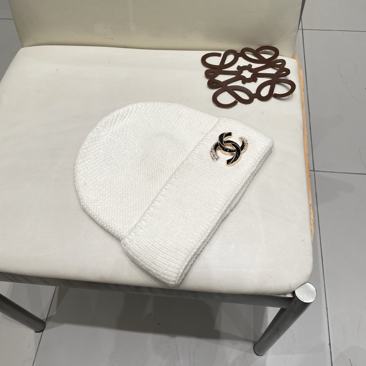  蒙口MONCLER高品质毛球针织兔羊毛毛线帽
超经典不过时的一款秋冬冷帽🥶
懂货的小姐姐必入款，帽型质