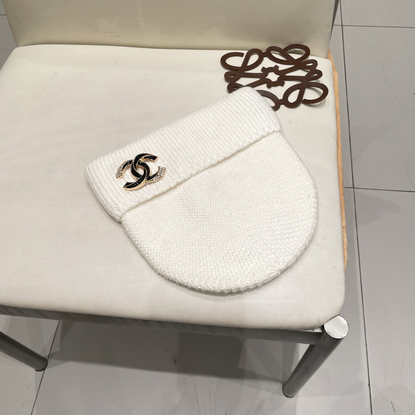  蒙口MONCLER高品质毛球针织兔羊毛毛线帽
超经典不过时的一款秋冬冷帽🥶
懂货的小姐姐必入款，帽型质