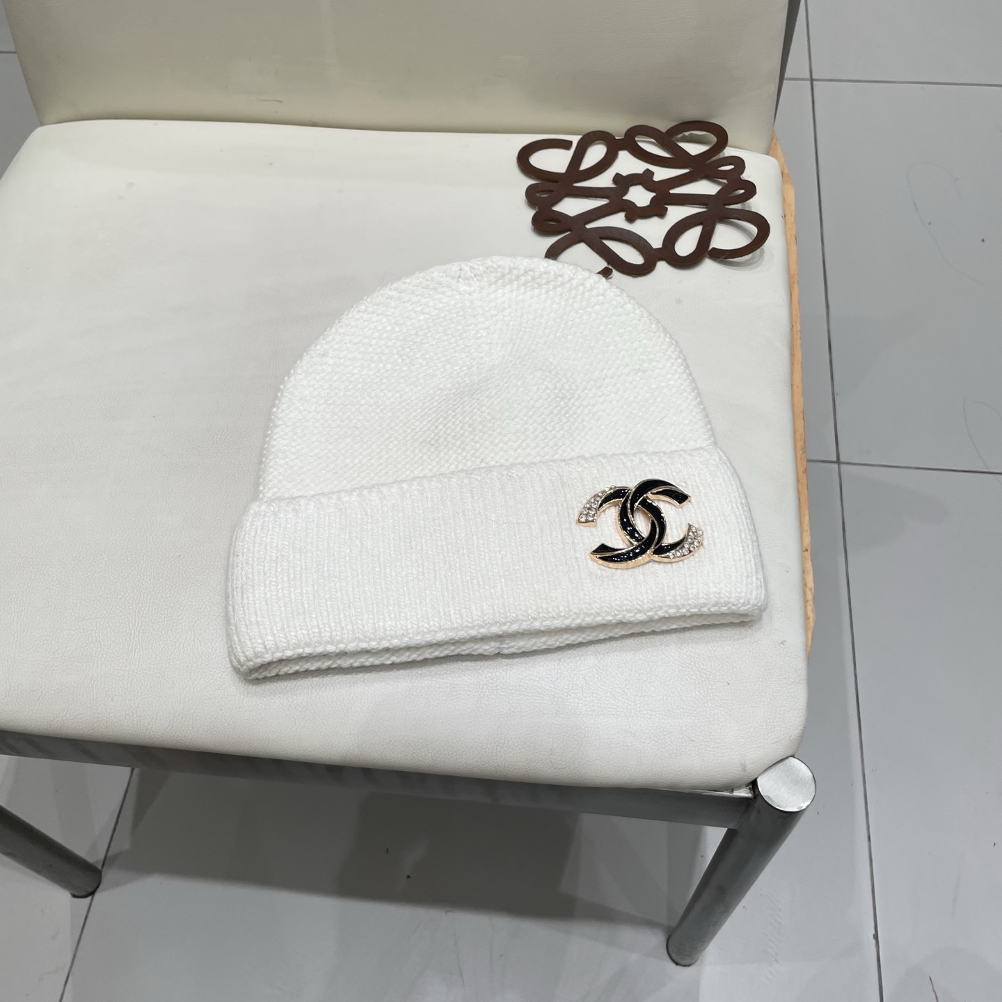  蒙口MONCLER高品质毛球针织兔羊毛毛线帽
超经典不过时的一款秋冬冷帽🥶
懂货的小姐姐必入款，帽型质