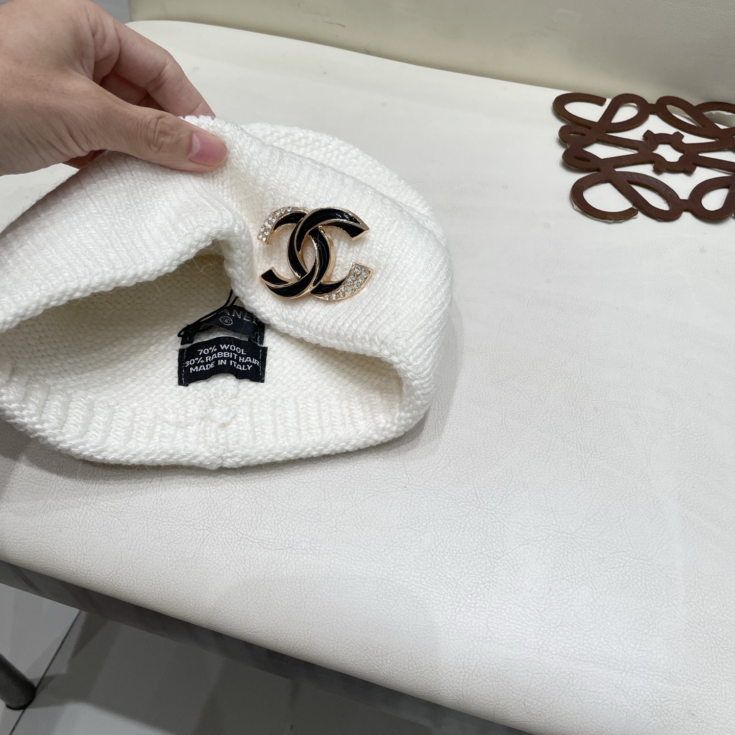  蒙口MONCLER高品质毛球针织兔羊毛毛线帽
超经典不过时的一款秋冬冷帽🥶
懂货的小姐姐必入款，帽型质