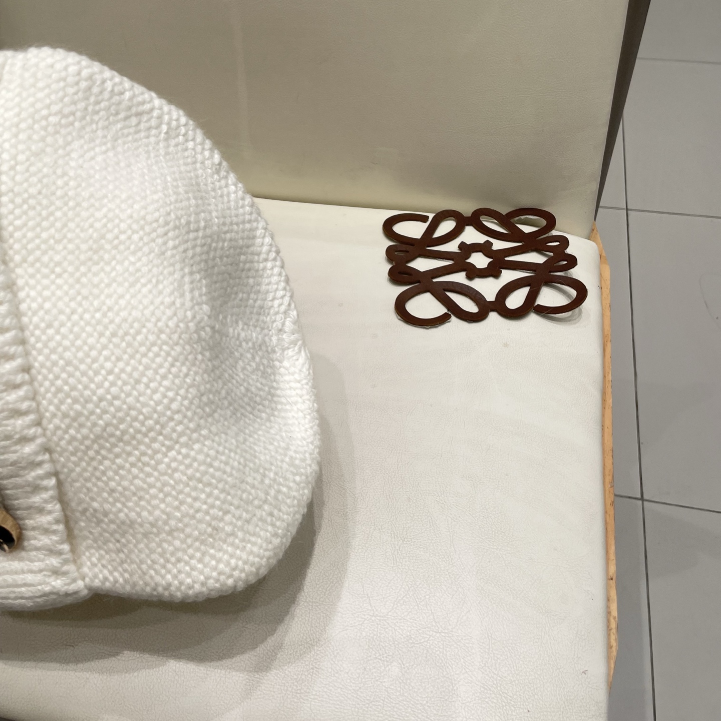  蒙口MONCLER高品质毛球针织兔羊毛毛线帽
超经典不过时的一款秋冬冷帽🥶
懂货的小姐姐必入款，帽型质