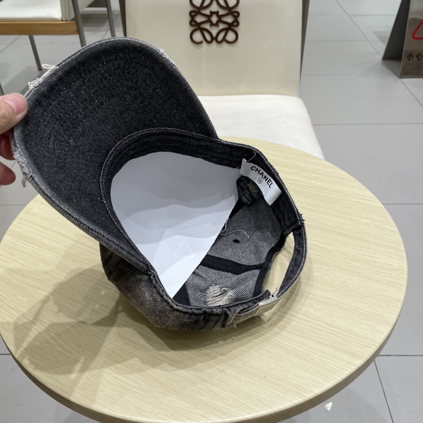  香奈儿 新款洗水牛仔棒球帽
火爆技术升级，洗水牛仔风街头风十足
更符合现在时尚小哥哥小姐姐的style