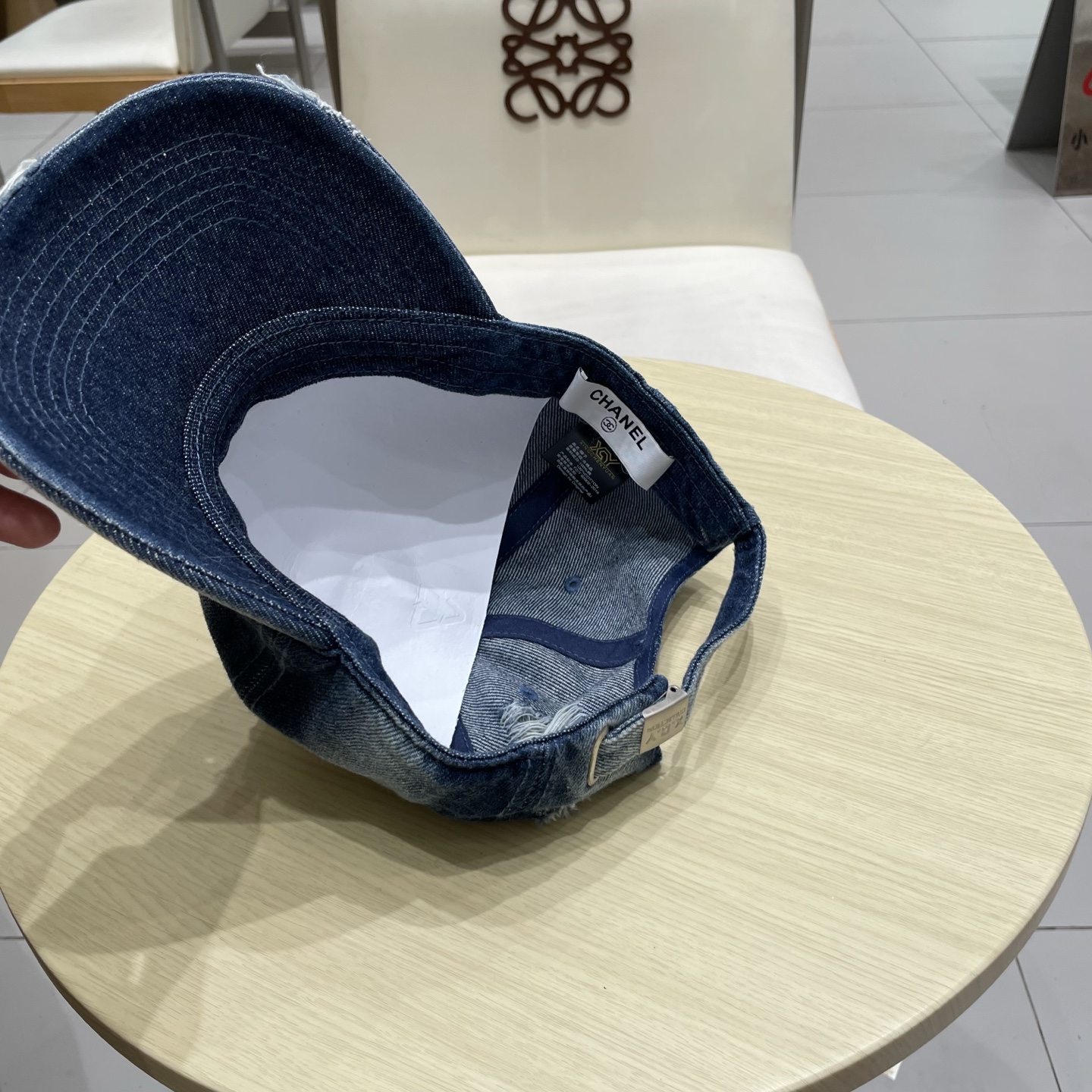  香奈儿 新款洗水牛仔棒球帽
火爆技术升级，洗水牛仔风街头风十足
更符合现在时尚小哥哥小姐姐的style