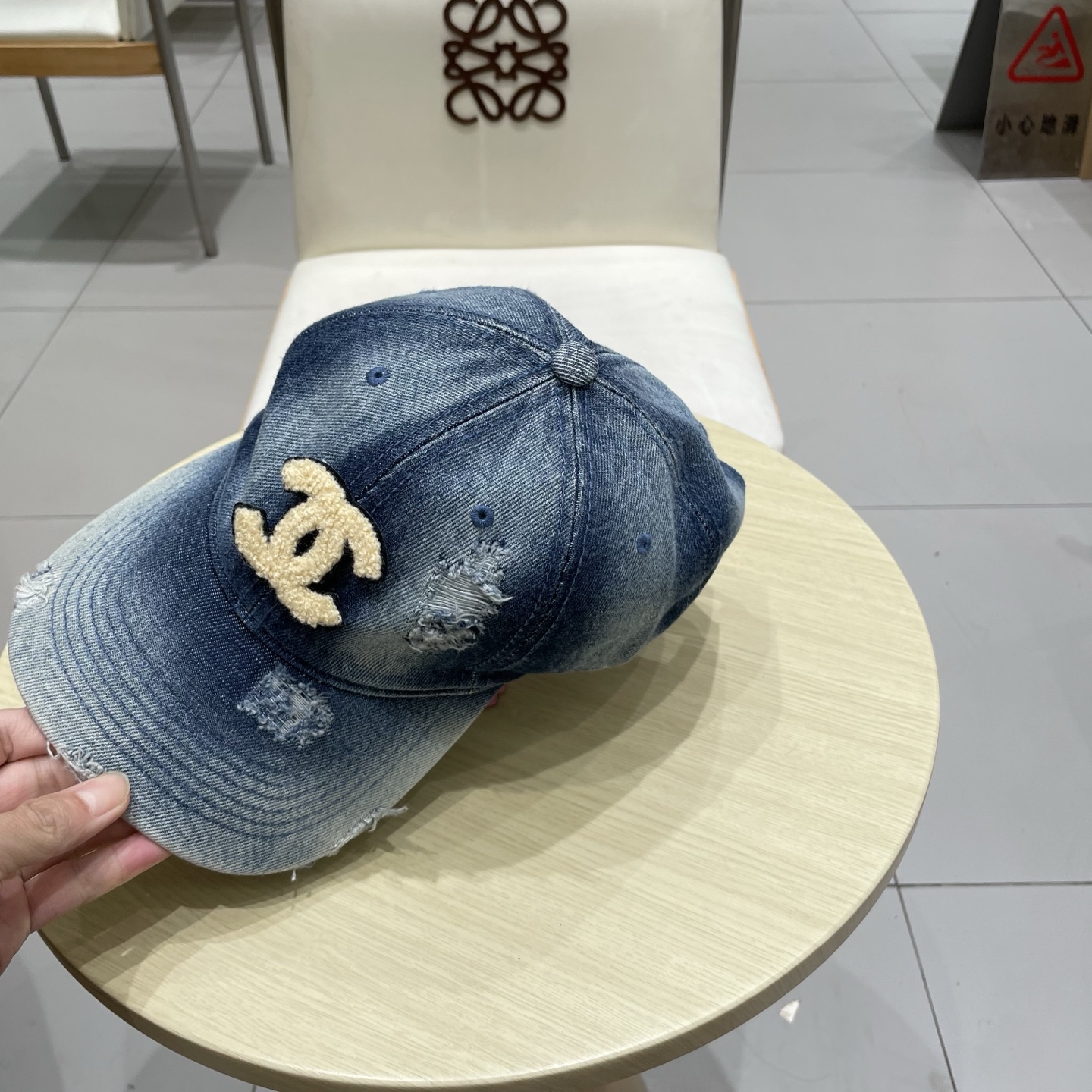  香奈儿 新款洗水牛仔棒球帽
火爆技术升级，洗水牛仔风街头风十足
更符合现在时尚小哥哥小姐姐的style