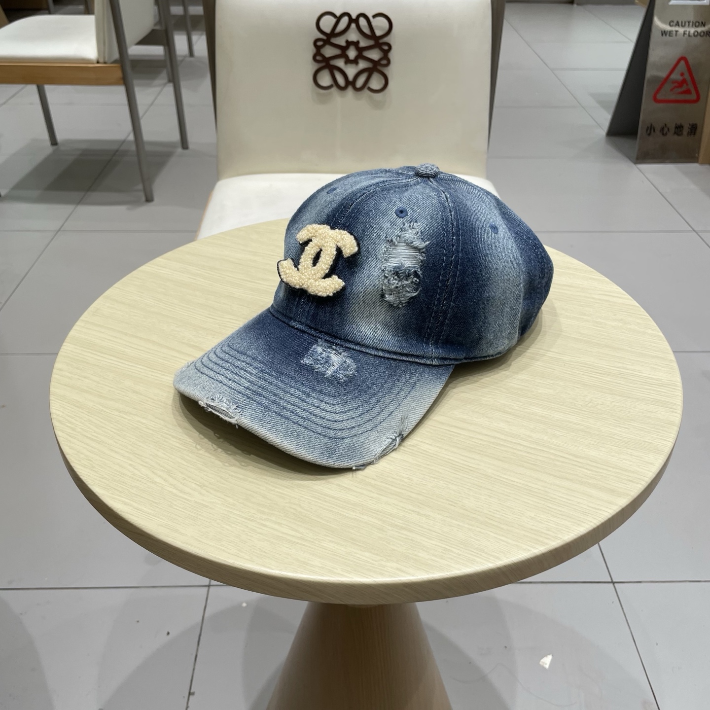  香奈儿 新款洗水牛仔棒球帽
火爆技术升级，洗水牛仔风街头风十足
更符合现在时尚小哥哥小姐姐的style