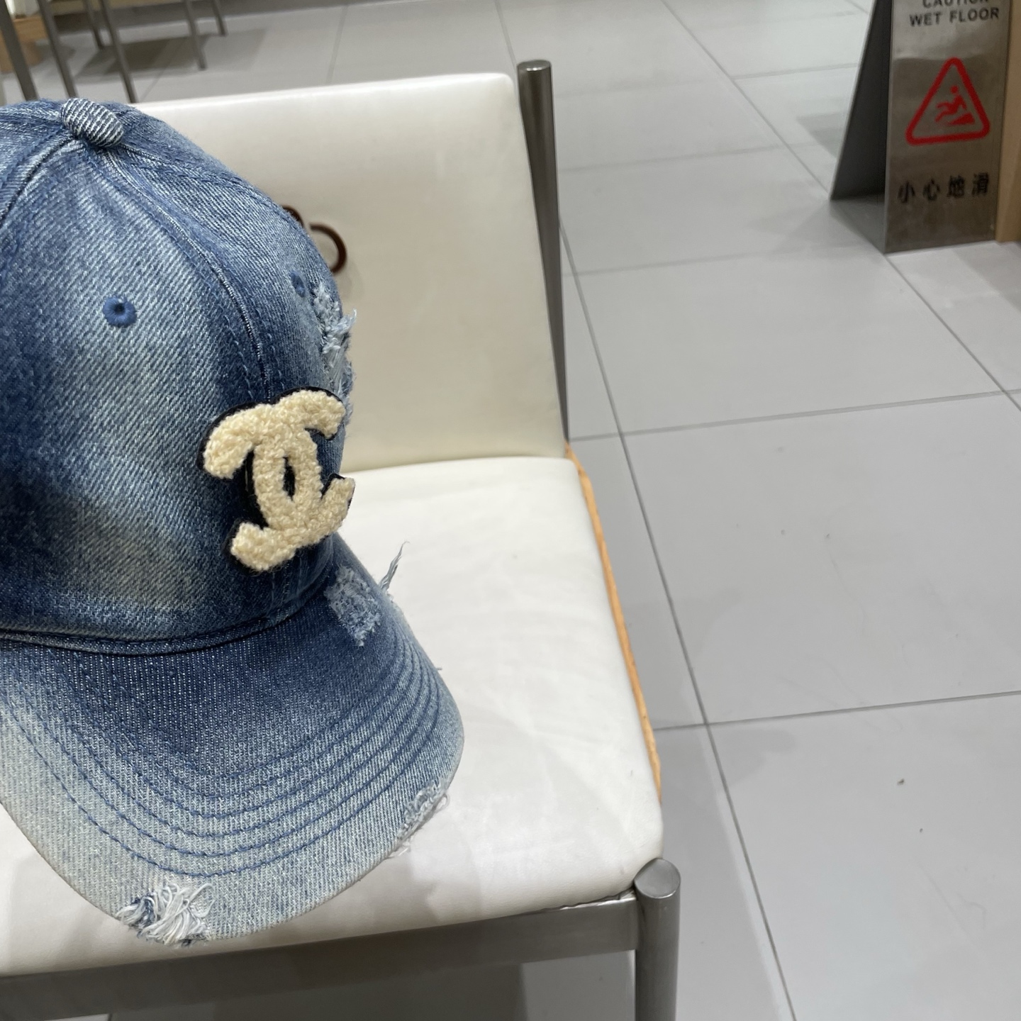  香奈儿 新款洗水牛仔棒球帽
火爆技术升级，洗水牛仔风街头风十足
更符合现在时尚小哥哥小姐姐的style