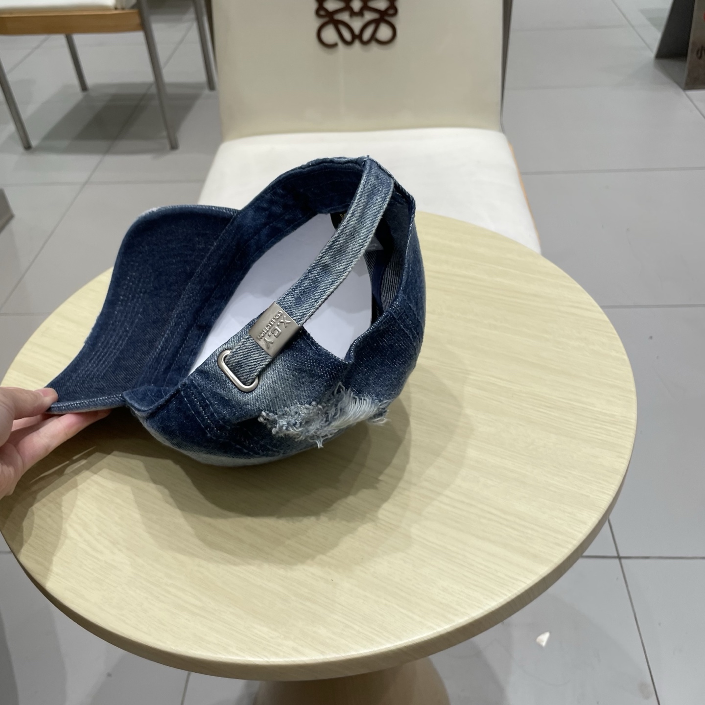  香奈儿 新款洗水牛仔棒球帽
火爆技术升级，洗水牛仔风街头风十足
更符合现在时尚小哥哥小姐姐的style