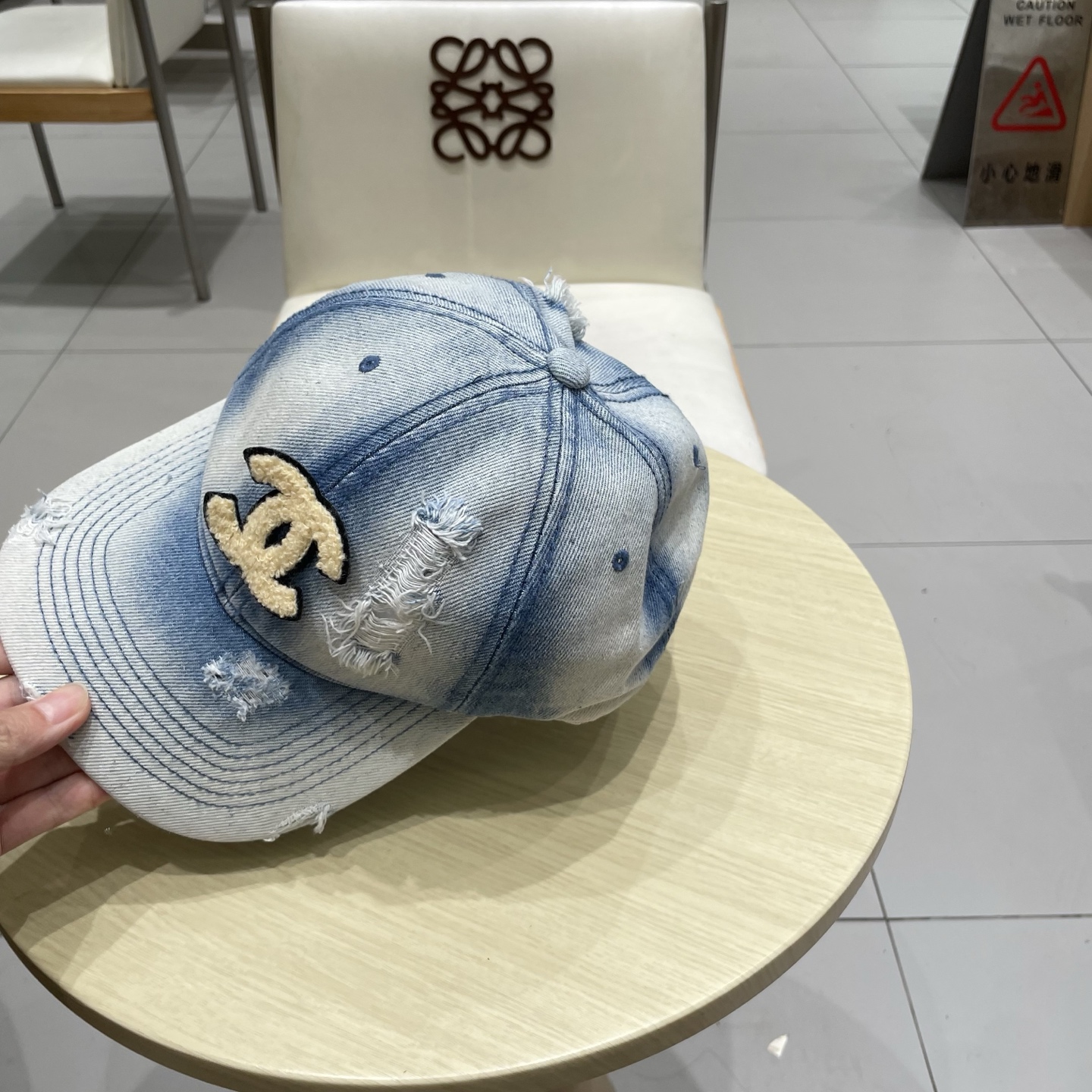  香奈儿 新款洗水牛仔棒球帽
火爆技术升级，洗水牛仔风街头风十足
更符合现在时尚小哥哥小姐姐的style