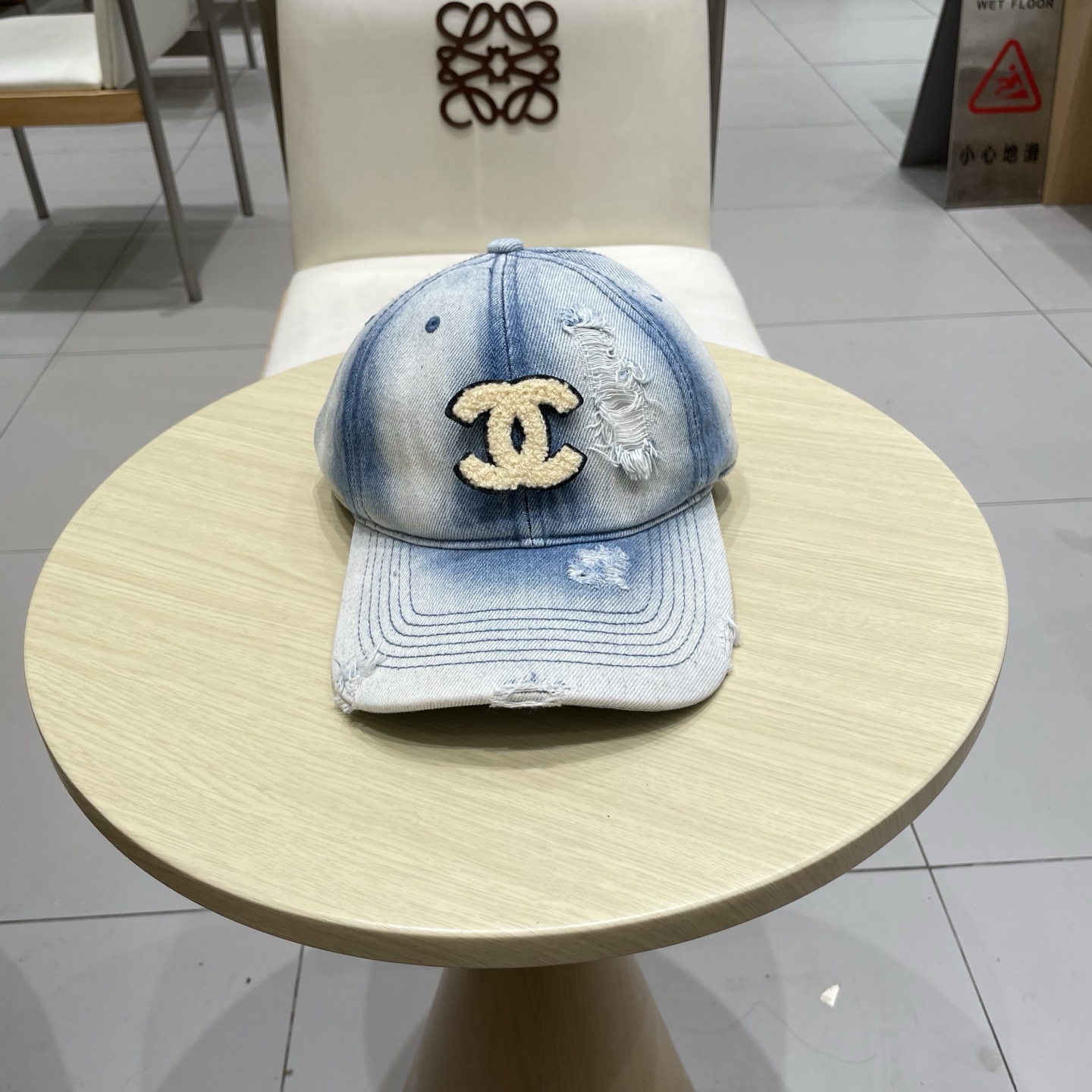  香奈儿 新款洗水牛仔棒球帽
火爆技术升级，洗水牛仔风街头风十足
更符合现在时尚小哥哥小姐姐的style