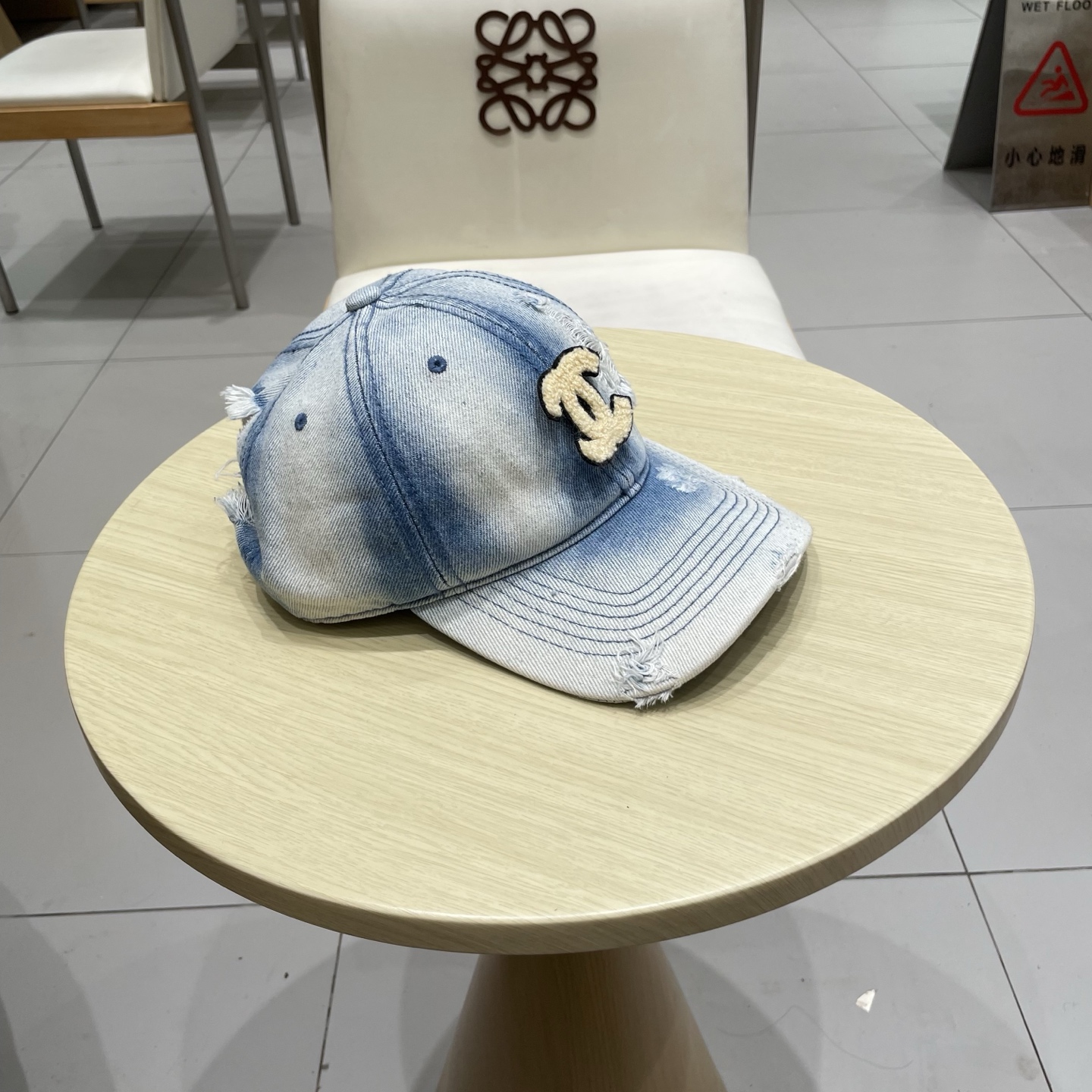  香奈儿 新款洗水牛仔棒球帽
火爆技术升级，洗水牛仔风街头风十足
更符合现在时尚小哥哥小姐姐的style