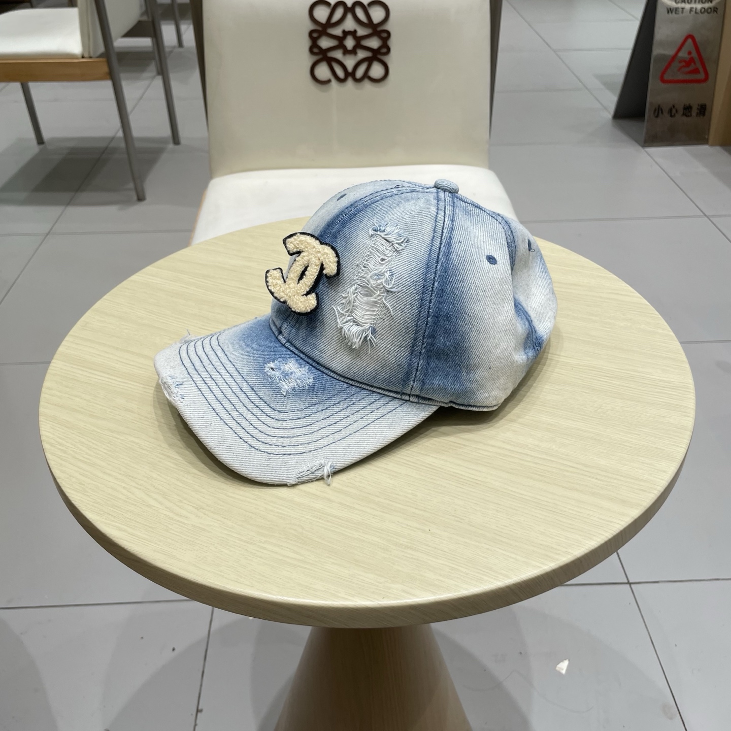  香奈儿 新款洗水牛仔棒球帽
火爆技术升级，洗水牛仔风街头风十足
更符合现在时尚小哥哥小姐姐的style