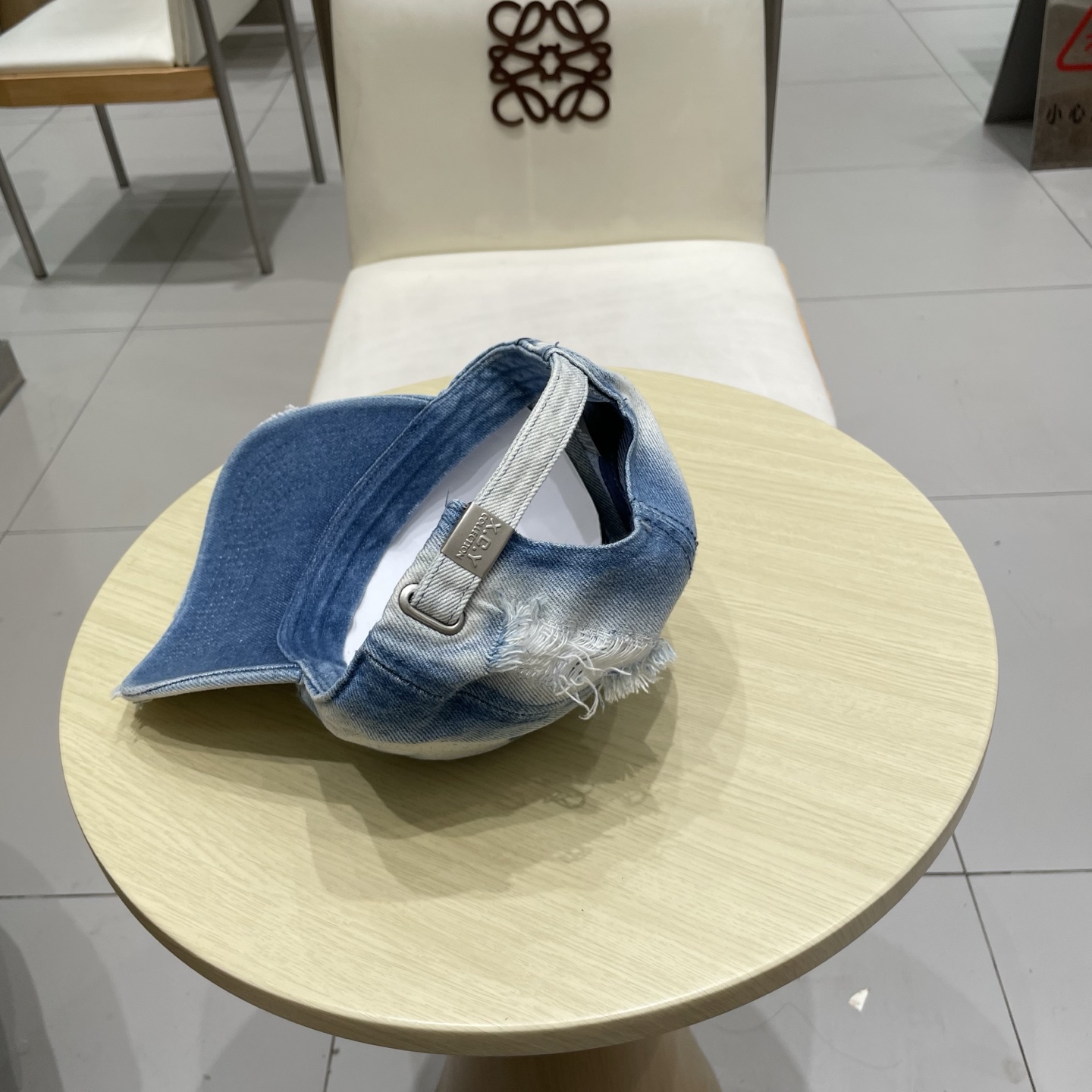  香奈儿 新款洗水牛仔棒球帽
火爆技术升级，洗水牛仔风街头风十足
更符合现在时尚小哥哥小姐姐的style