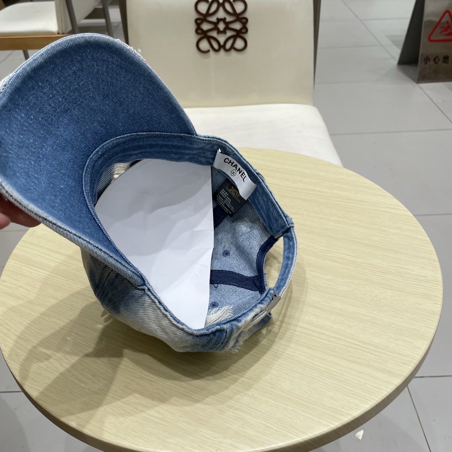  香奈儿 新款洗水牛仔棒球帽
火爆技术升级，洗水牛仔风街头风十足
更符合现在时尚小哥哥小姐姐的style