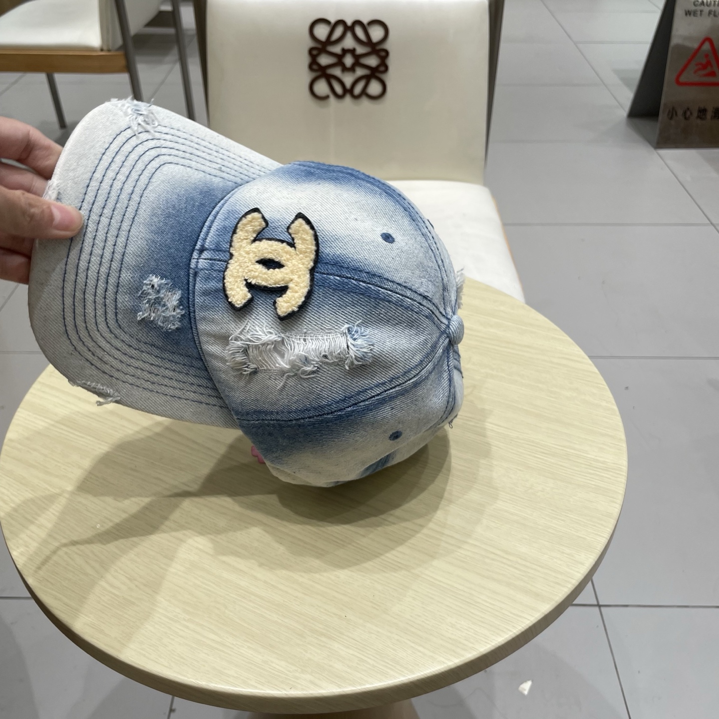  香奈儿 新款洗水牛仔棒球帽
火爆技术升级，洗水牛仔风街头风十足
更符合现在时尚小哥哥小姐姐的style