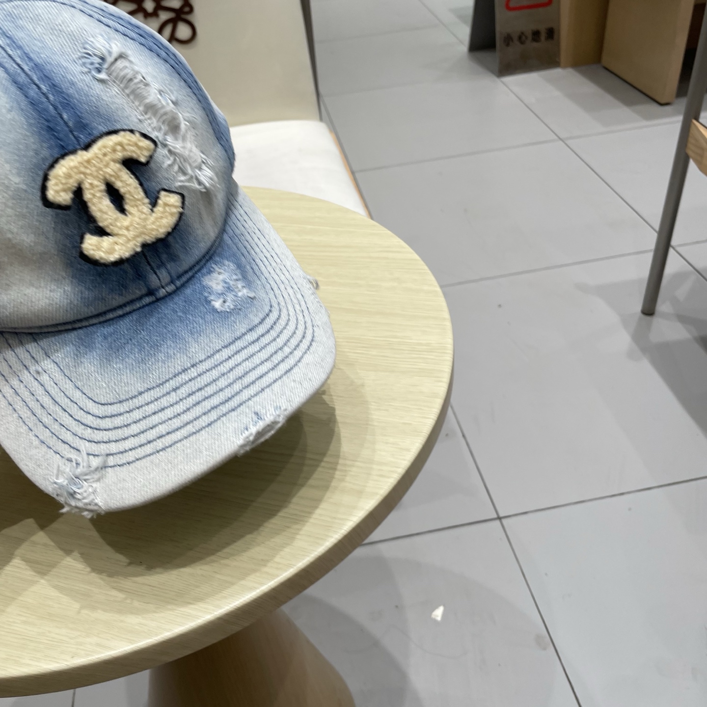  香奈儿 新款洗水牛仔棒球帽
火爆技术升级，洗水牛仔风街头风十足
更符合现在时尚小哥哥小姐姐的style