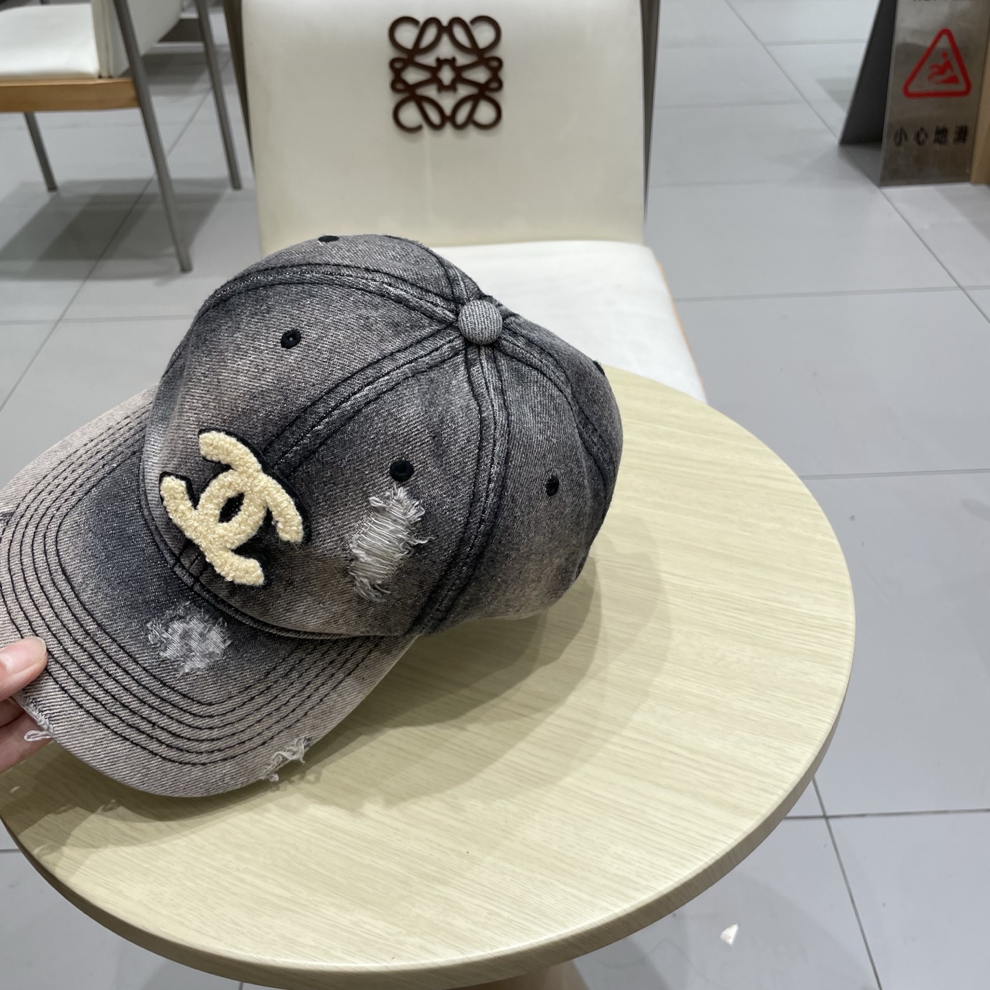  香奈儿 新款洗水牛仔棒球帽
火爆技术升级，洗水牛仔风街头风十足
更符合现在时尚小哥哥小姐姐的style