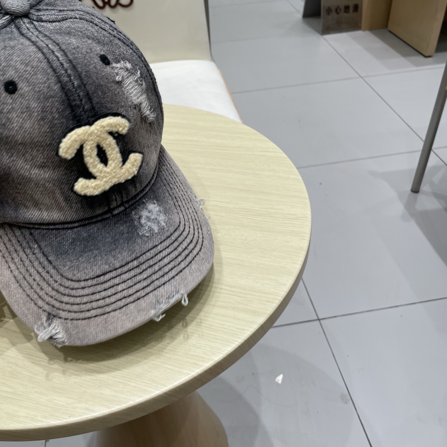  香奈儿 新款洗水牛仔棒球帽
火爆技术升级，洗水牛仔风街头风十足
更符合现在时尚小哥哥小姐姐的style