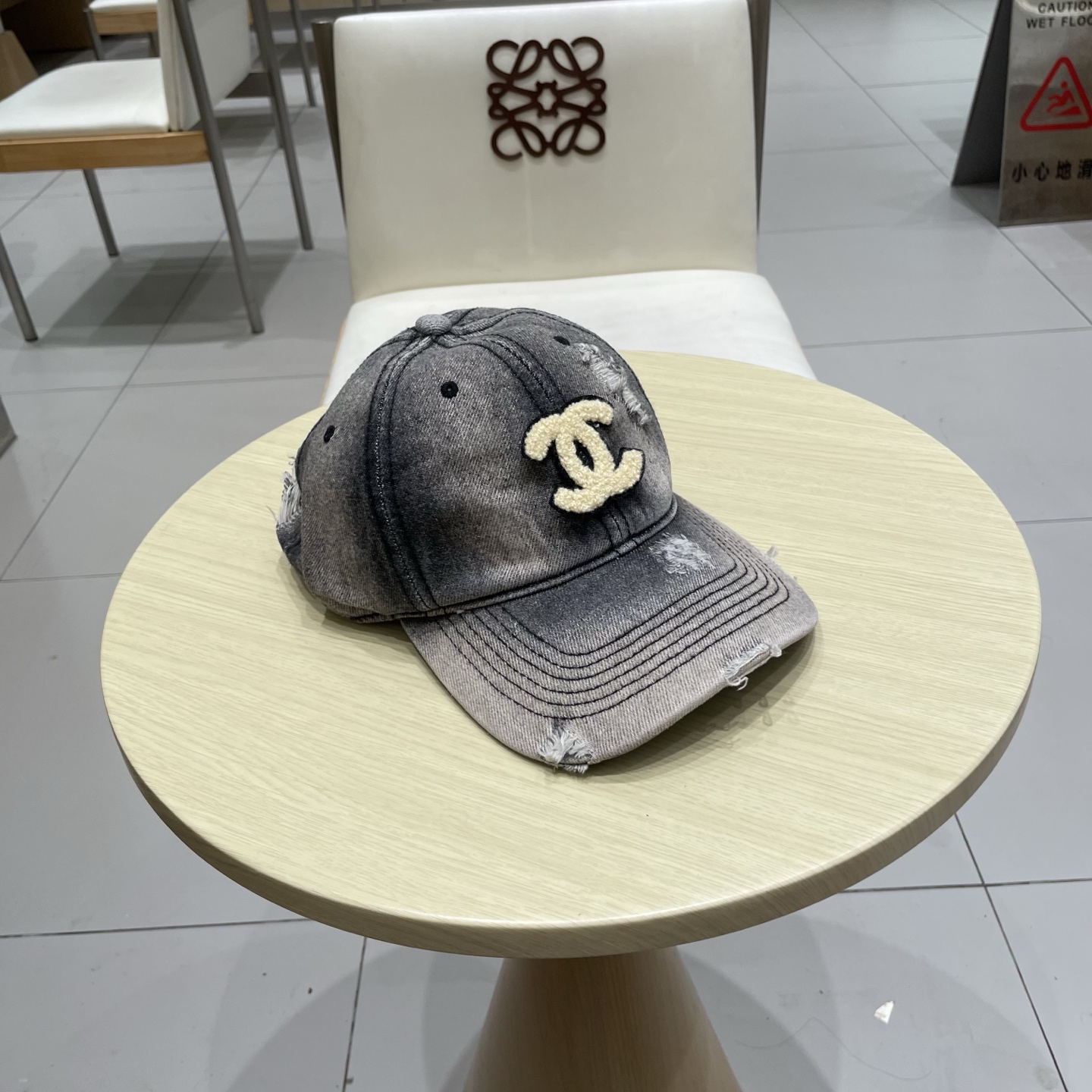  香奈儿 新款洗水牛仔棒球帽
火爆技术升级，洗水牛仔风街头风十足
更符合现在时尚小哥哥小姐姐的style