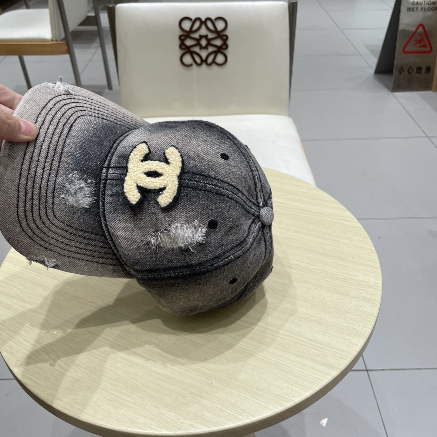  香奈儿 新款洗水牛仔棒球帽
火爆技术升级，洗水牛仔风街头风十足
更符合现在时尚小哥哥小姐姐的style