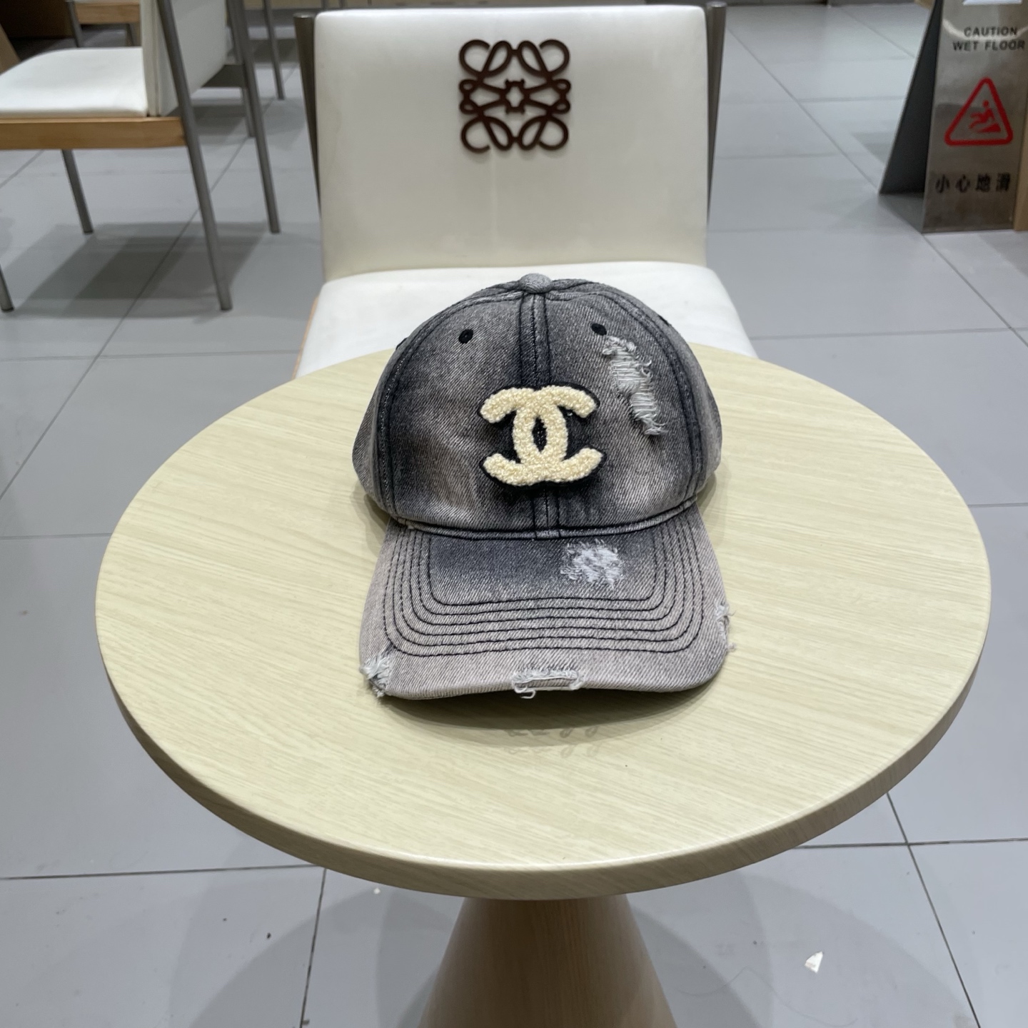  香奈儿 新款洗水牛仔棒球帽
火爆技术升级，洗水牛仔风街头风十足
更符合现在时尚小哥哥小姐姐的style