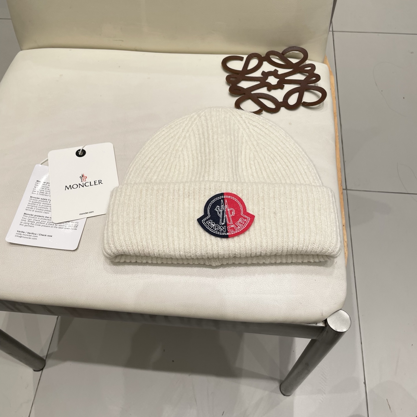 NO:643404,Classic knitted hat from the official website of Moncler, a replica of the original. Very soft and skin-friendly, very elastic and textured, and a very versatile style ~ Warm cashmere woolen hat, one size fits all and elastic ~ Unisex, can be worn by any head size. The quality is very good, I sincerely recommend hats, fisherman hats, baseball caps, knitted hats, hats, Moncler, Moncler, espadrilles, hats19860909蒙口Moncler盟可睐官网经典针织帽,原单复刻.非常柔软亲肤,弹性很好有质感又非常百搭的款式~保暖的 羊绒毛线帽,均码有弹性~男女通用,任何头围都可以佩戴.质量超好真心推荐帽子渔夫帽棒球帽针织帽,帽子,Moncler,Moncler,espadrilles,hats,hat