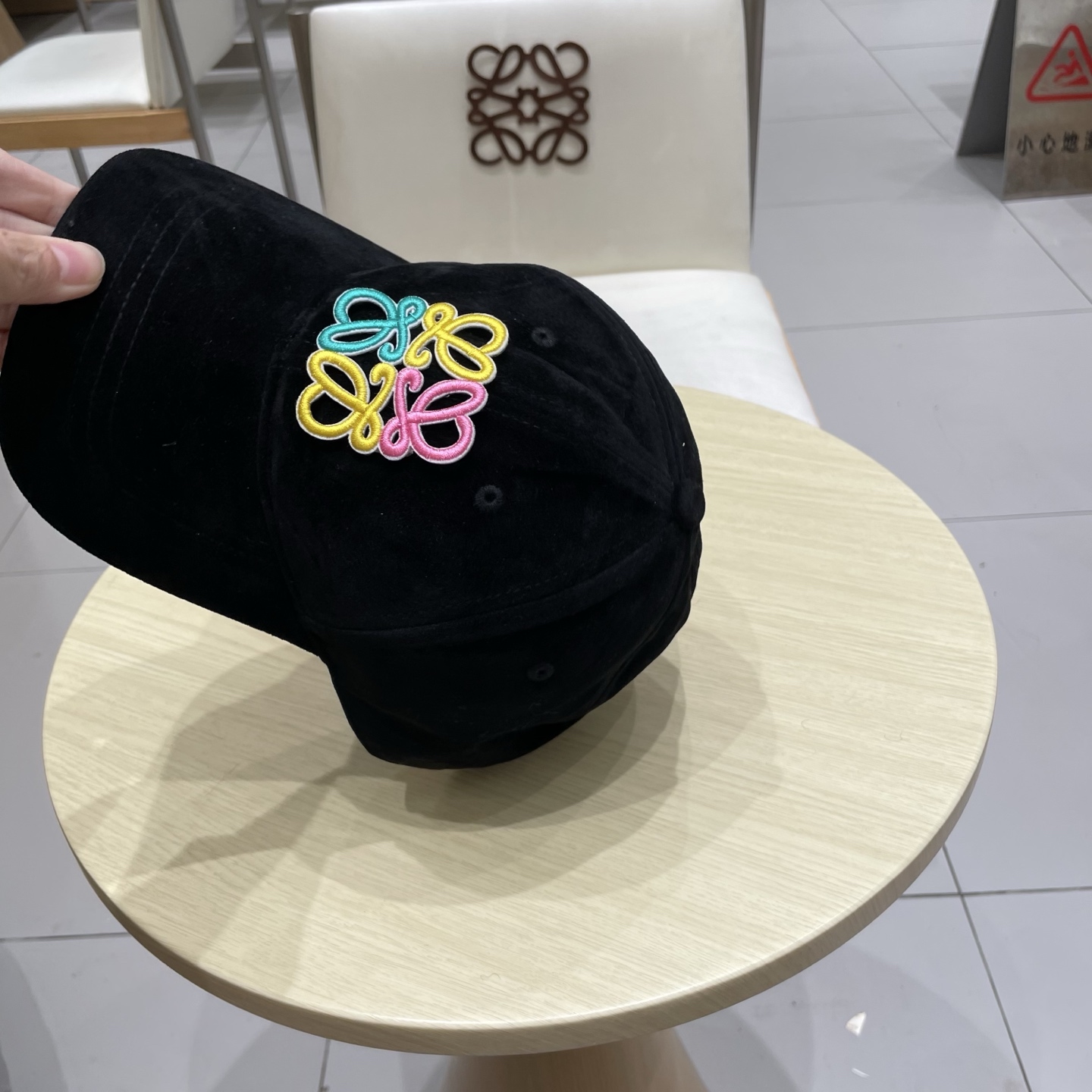 👒罗意威👒LOEWE秋冬棒球帽🧢质感超好，外部线条定位标准，做工精细，简约大气低价走量！