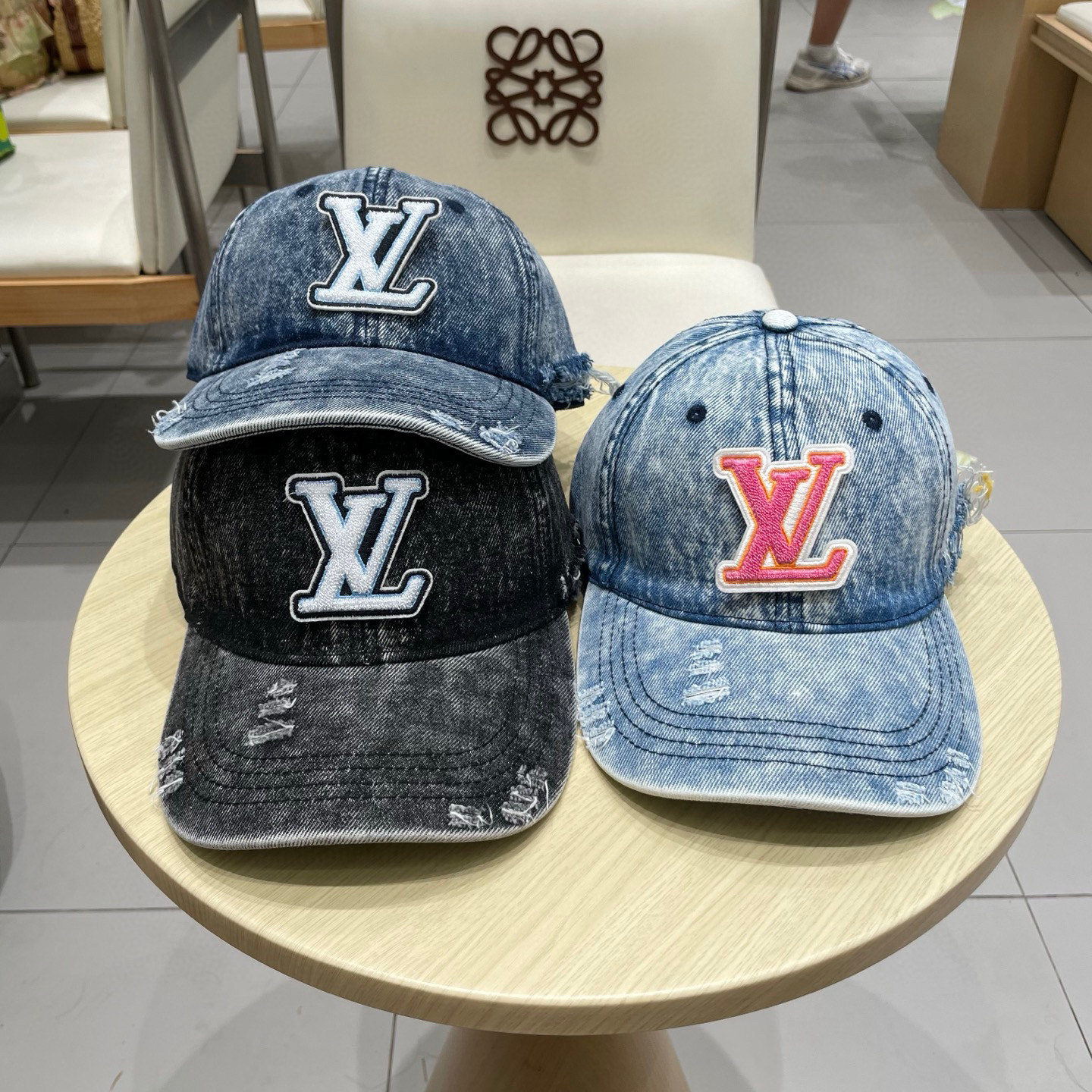  LV路易威登新款牛仔棒球帽
洗水牛仔风街头风十足
更符合现在时尚小哥哥小姐姐的style，机场街拍超飒